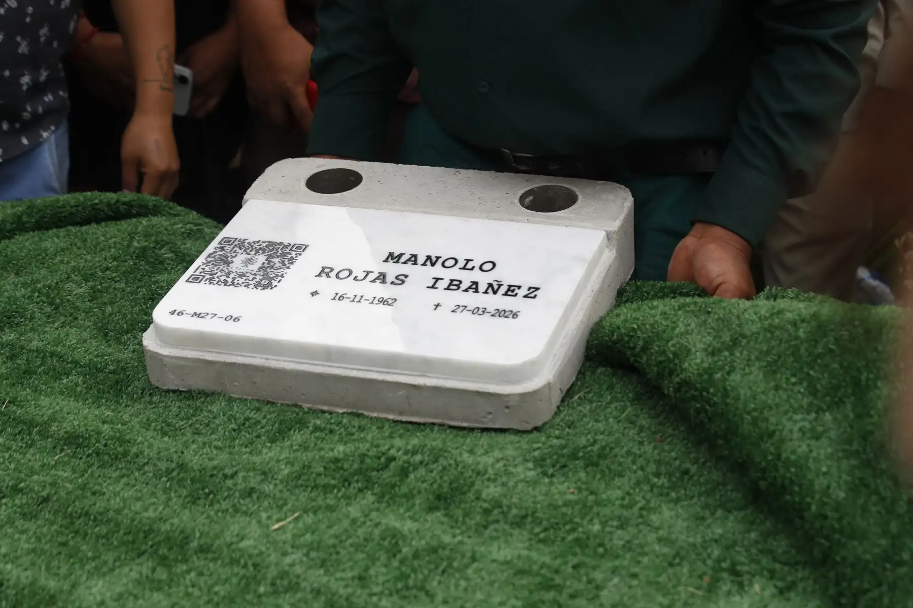 En medio de escenas de profundo pesar, artistas, familiares y amigos dieron el último adiós al humorista e imitador Manolo Rojas en el cementerio de Huachipa, donde su legado artístico fue recordado con aplausos, anécdotas y sentidas muestras de afecto. ANDINA/ Eddy Ramos