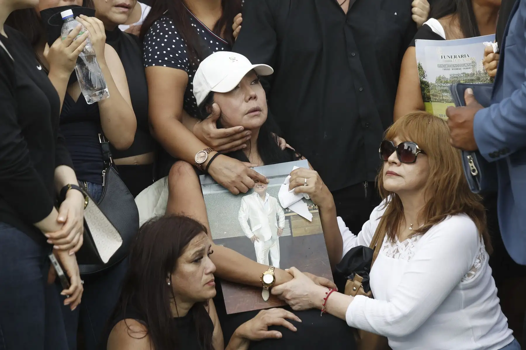 En medio de escenas de profundo pesar, artistas, familiares y amigos dieron el último adiós al humorista e imitador Manolo Rojas en el cementerio de Huachipa, donde su legado artístico fue recordado con aplausos, anécdotas y sentidas muestras de afecto. ANDINA/ Eddy Ramos