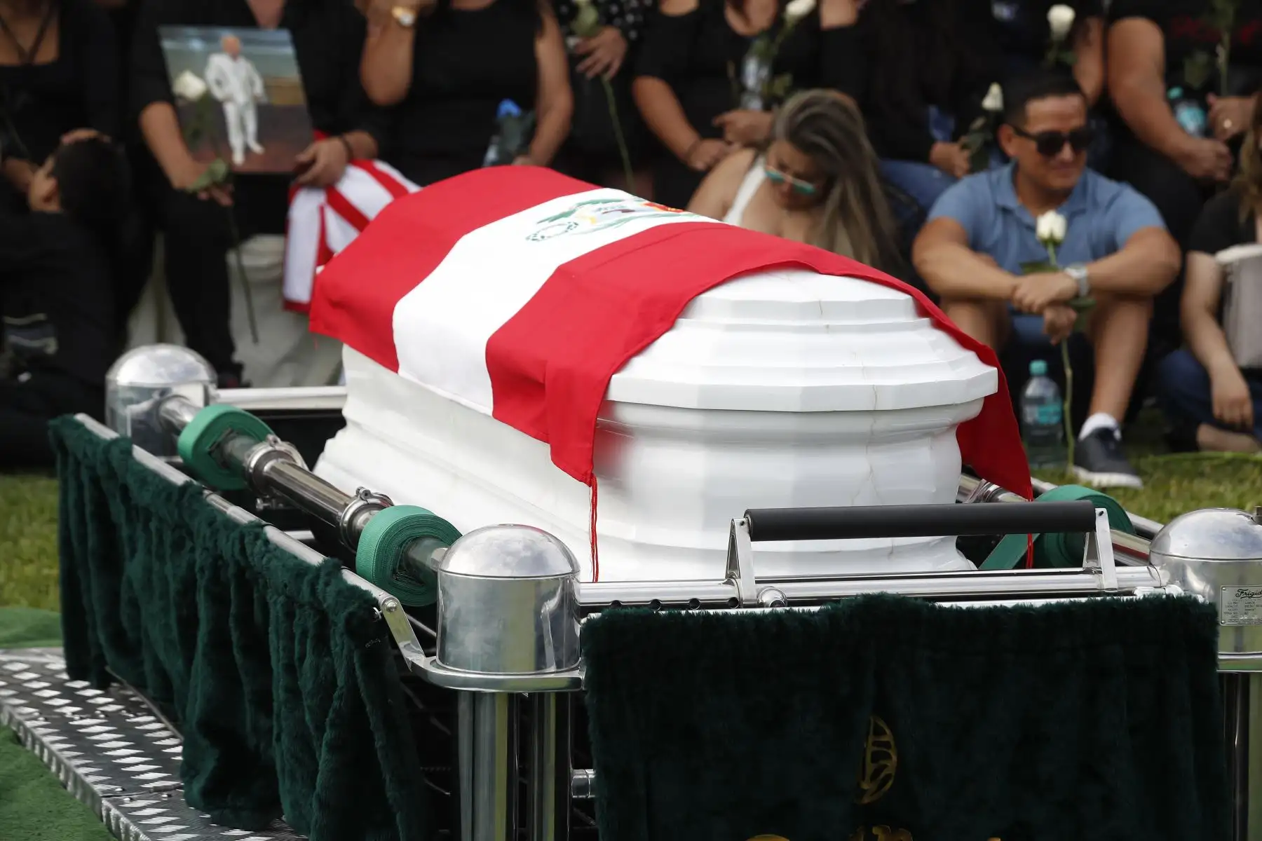 En medio de escenas de profundo pesar, artistas, familiares y amigos dieron el último adiós al humorista e imitador Manolo Rojas en el cementerio de Huachipa, donde su legado artístico fue recordado con aplausos, anécdotas y sentidas muestras de afecto. ANDINA/ Eddy Ramos