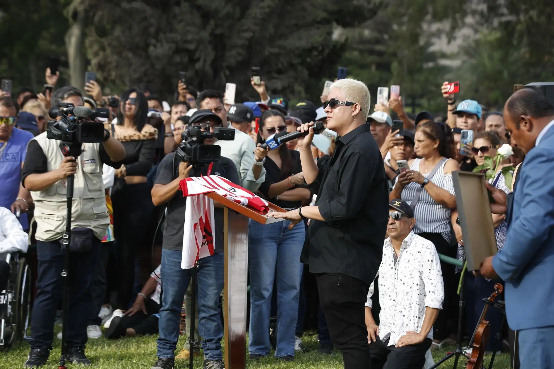 En medio de escenas de profundo pesar, artistas, familiares y amigos dieron el último adiós al humorista e imitador Manolo Rojas en el cementerio de Huachipa, donde su legado artístico fue recordado con aplausos, anécdotas y sentidas muestras de afecto. ANDINA/ Eddy Ramos