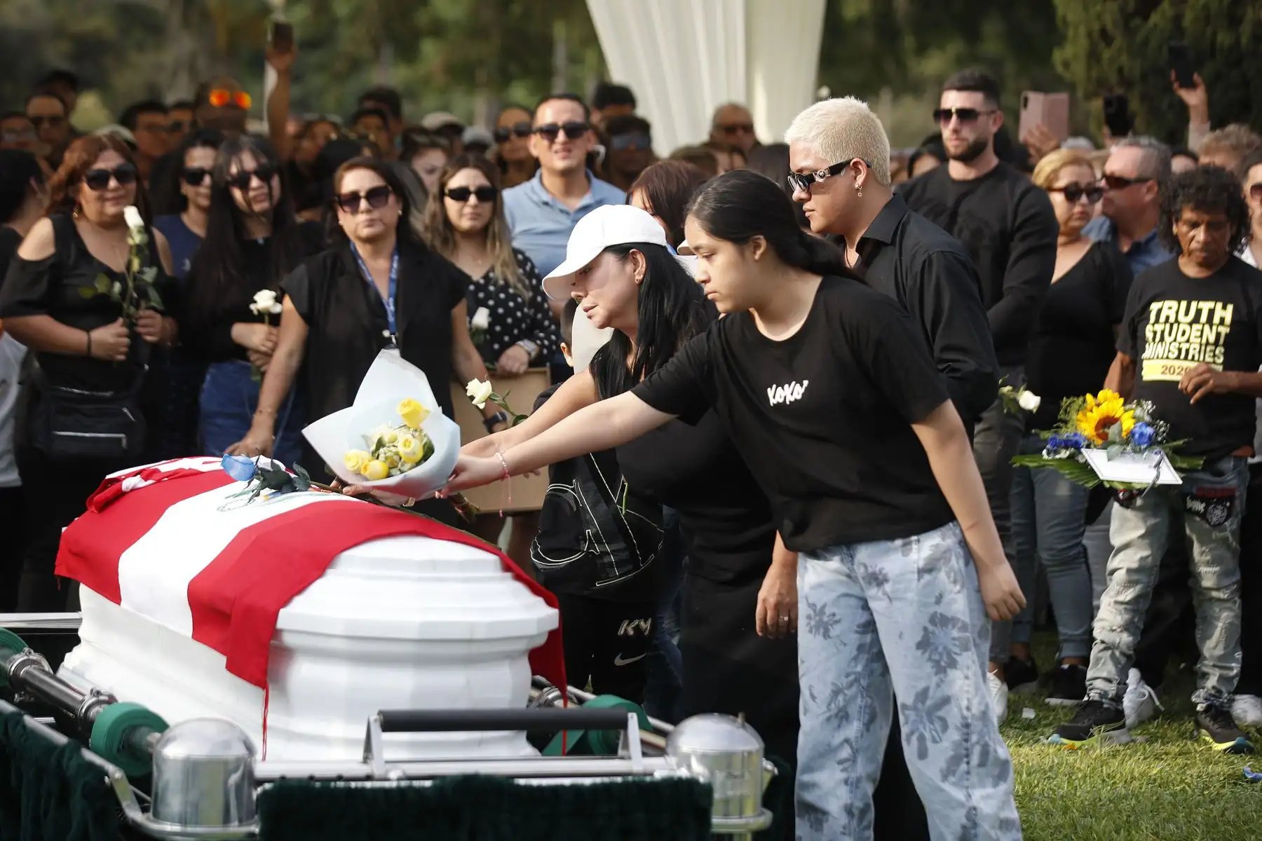 En medio de escenas de profundo pesar, artistas, familiares y amigos dieron el último adiós al humorista e imitador Manolo Rojas en el cementerio de Huachipa, donde su legado artístico fue recordado con aplausos, anécdotas y sentidas muestras de afecto. ANDINA/ Eddy Ramos