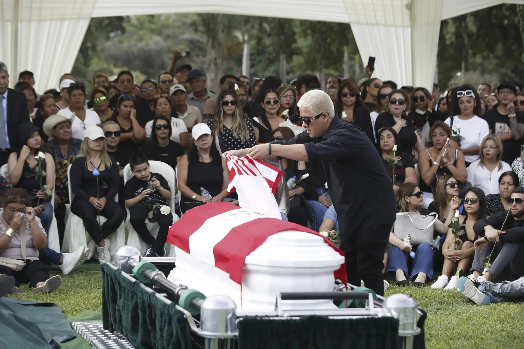 En medio de escenas de profundo pesar, artistas, familiares y amigos dieron el último adiós al humorista e imitador Manolo Rojas en el cementerio de Huachipa, donde su legado artístico fue recordado con aplausos, anécdotas y sentidas muestras de afecto. ANDINA/ Eddy Ramos