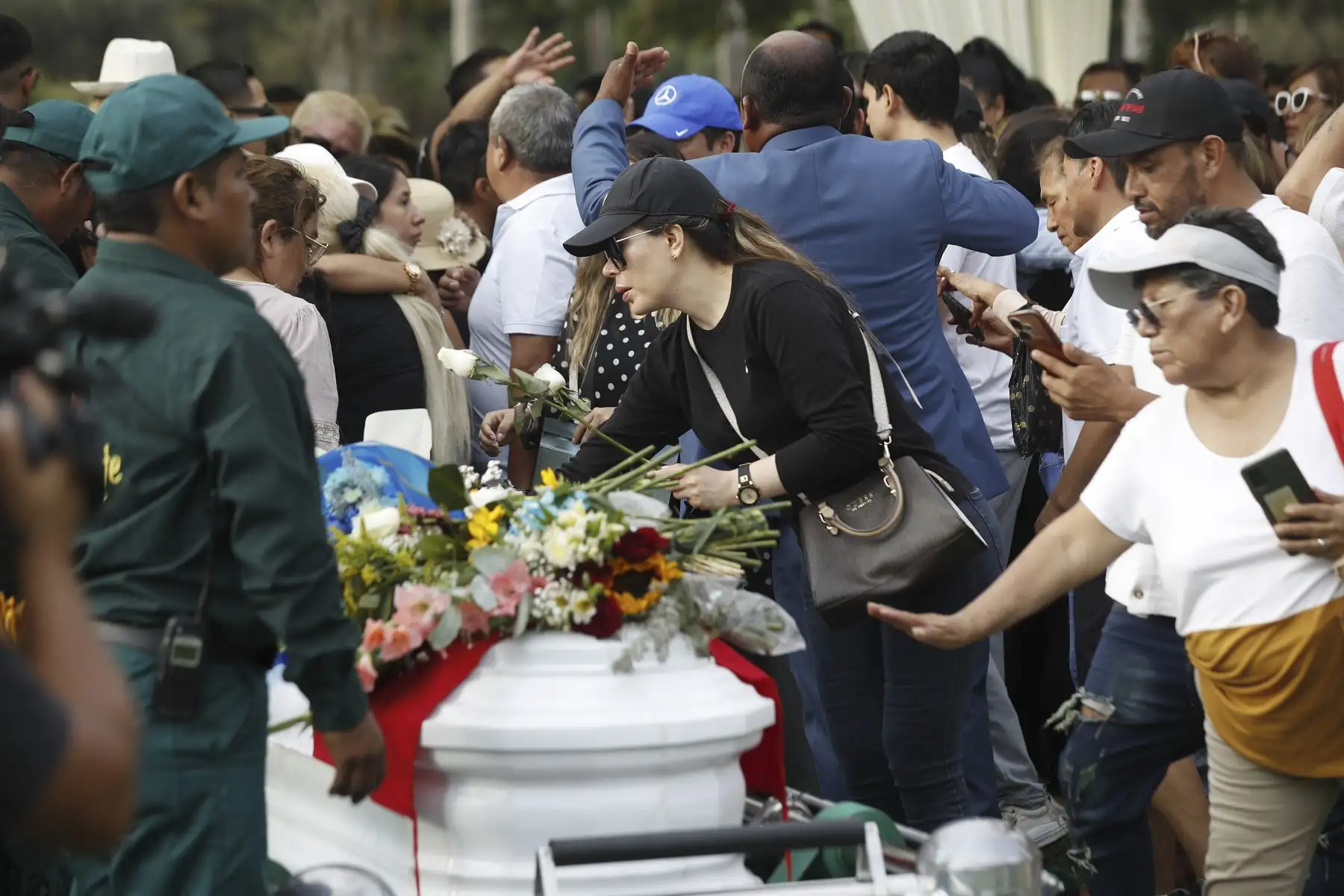 En medio de escenas de profundo pesar, artistas, familiares y amigos dieron el último adiós al humorista e imitador Manolo Rojas en el cementerio de Huachipa, donde su legado artístico fue recordado con aplausos, anécdotas y sentidas muestras de afecto. ANDINA/ Eddy Ramos
