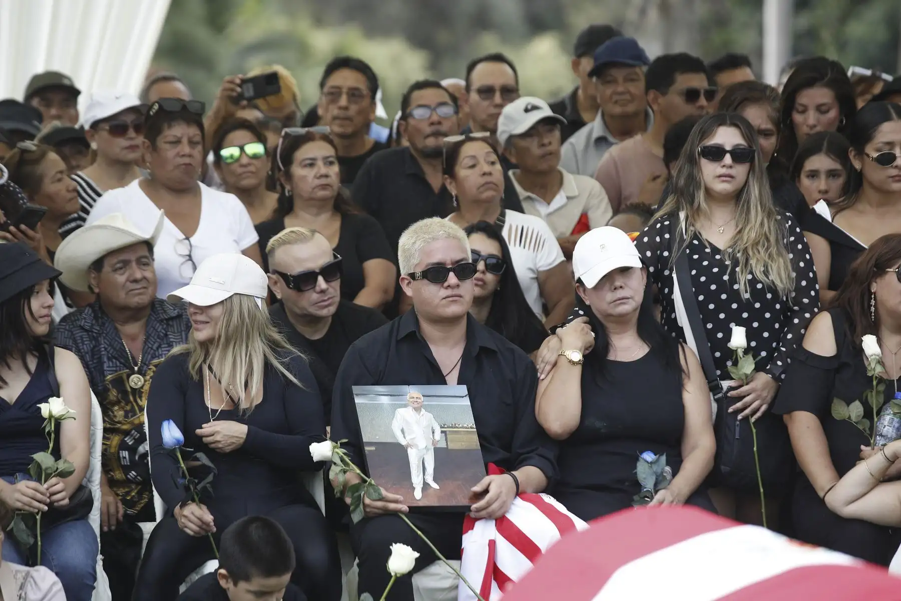 En medio de escenas de profundo pesar, artistas, familiares y amigos dieron el último adiós al humorista e imitador Manolo Rojas en el cementerio de Huachipa, donde su legado artístico fue recordado con aplausos, anécdotas y sentidas muestras de afecto. ANDINA/ Eddy Ramos