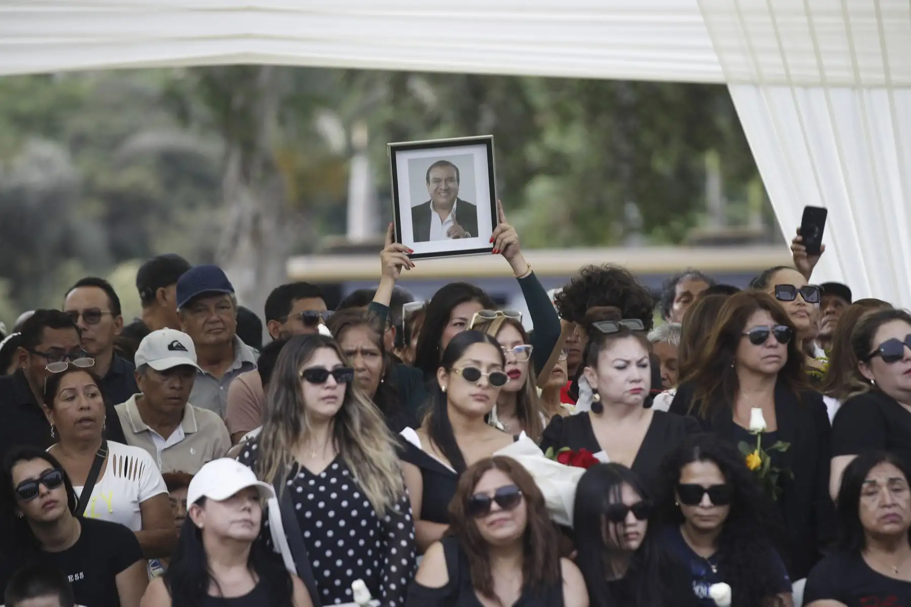 Artistas, familiares y amigos rinden el último adiós al comediante Manolo Rojas en el cementerio de Huachipa. ANDINA/ Eddy Ramos