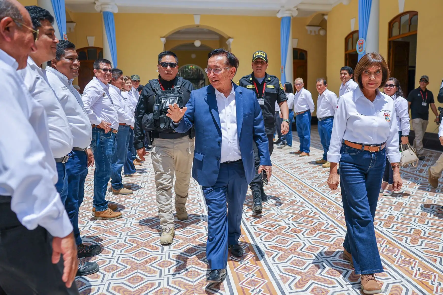 El presidente de la república, José María Balcázar, sostuvo una reunión de trabajo en la Municipalidad Provincial de Chiclayo con la alcaldesa Janet Cubas y su equipo técnico, para alinear prioridades y acelerar soluciones para la población. Foto: Presidencia