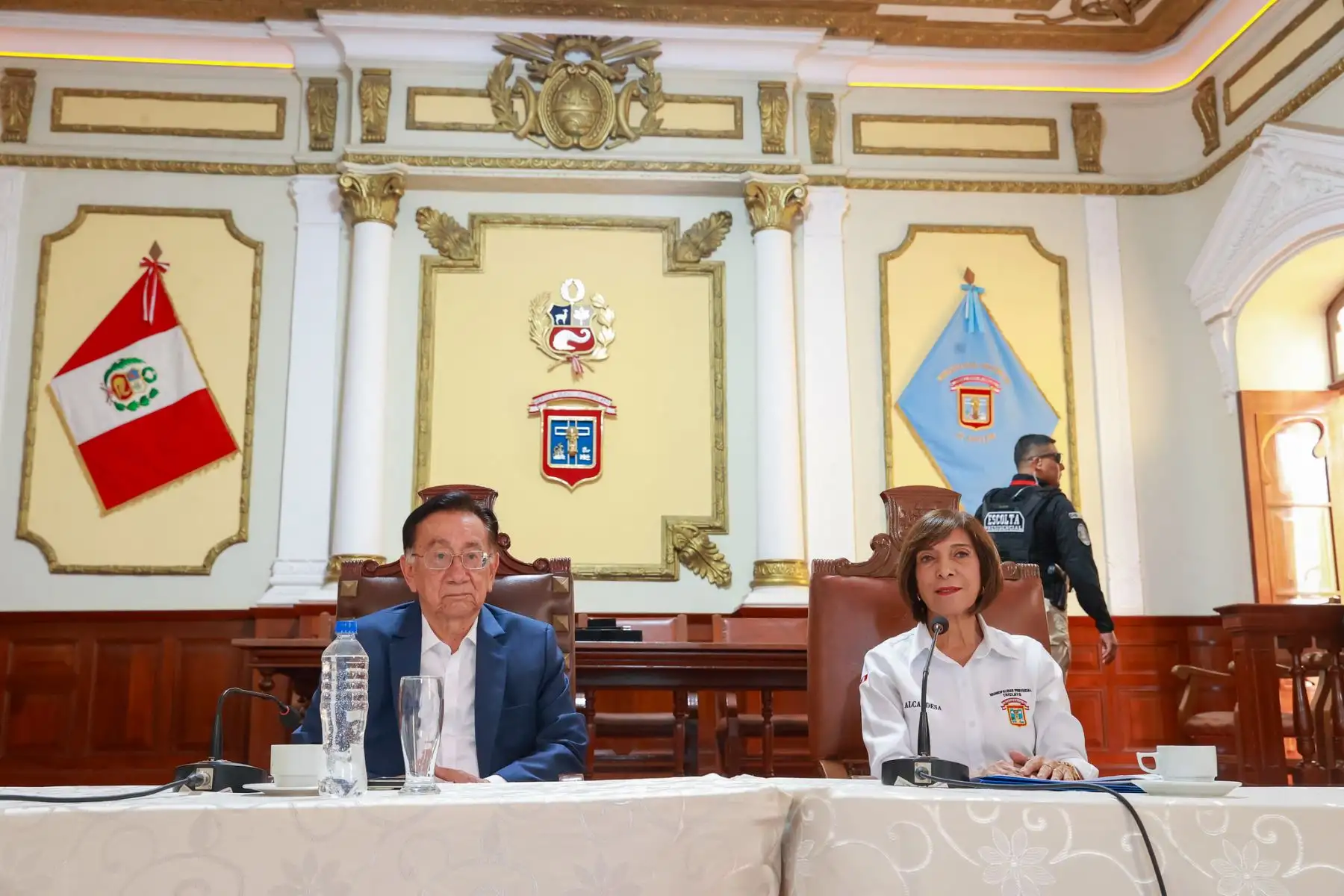 El presidente de la república, José María Balcázar, sostuvo una reunión de trabajo en la Municipalidad Provincial de Chiclayo con la alcaldesa Janet Cubas y su equipo técnico, para alinear prioridades y acelerar soluciones para la población. Foto: Presidencia