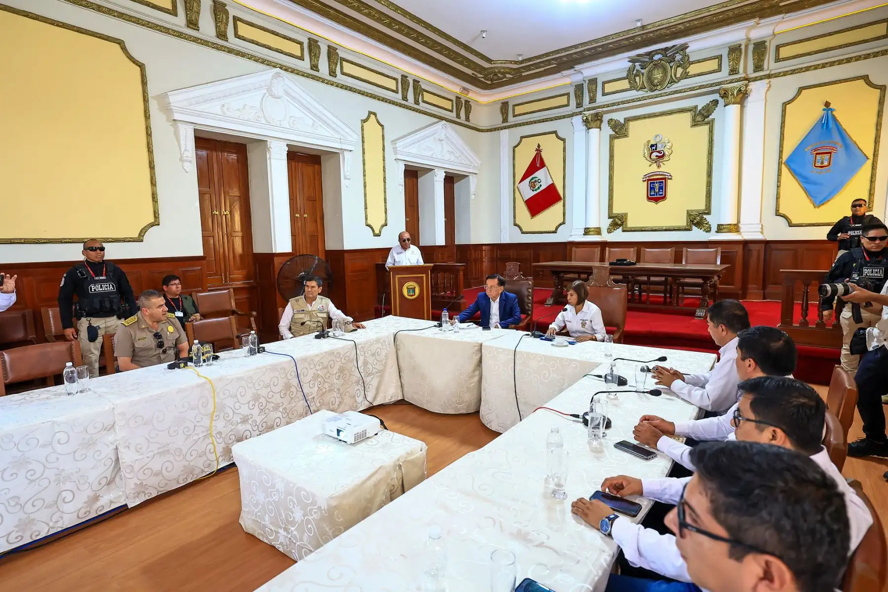El presidente de la república, José María Balcázar, sostuvo una reunión de trabajo en la Municipalidad Provincial de Chiclayo con la alcaldesa Janet Cubas y su equipo técnico, para alinear prioridades y acelerar soluciones para la población. Foto: Presidencia