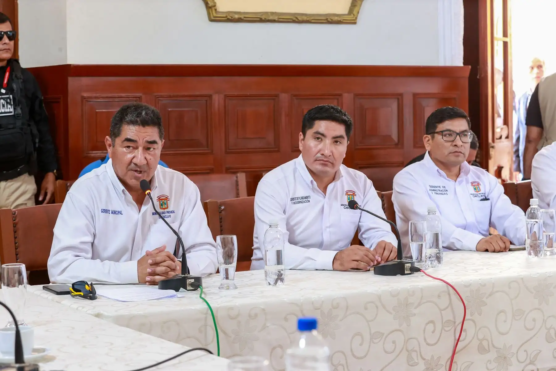 El presidente de la república, José María Balcázar, sostuvo una reunión de trabajo en la Municipalidad Provincial de Chiclayo con la alcaldesa Janet Cubas y su equipo técnico, para alinear prioridades y acelerar soluciones para la población. Foto: Presidencia