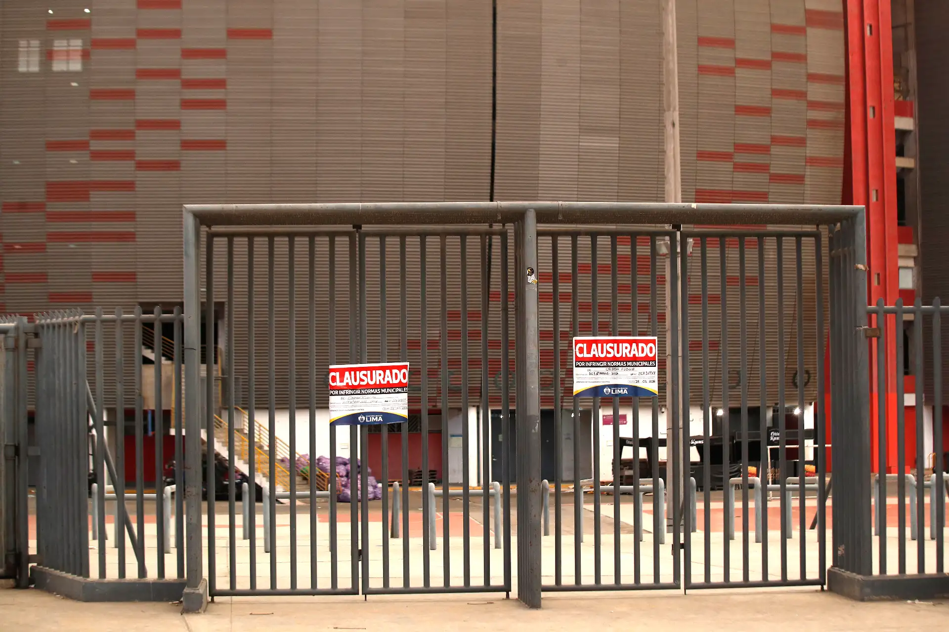 La Municipalidad de Lima, a través de la Gerencia de Fiscalización y Control, dispuso la clausura temporal del Estadio Nacional, ubicado en el Cercado de Lima, tras verificar el inclumplimiento de la normativa vigente durante los eventos realizados los días 27 y 28 de marzo en dicho recinto, generando ruidos molestos, alteración de orden público y acumulación de residuos sólidos.
Foto: ANDINA/Eddy Ramos