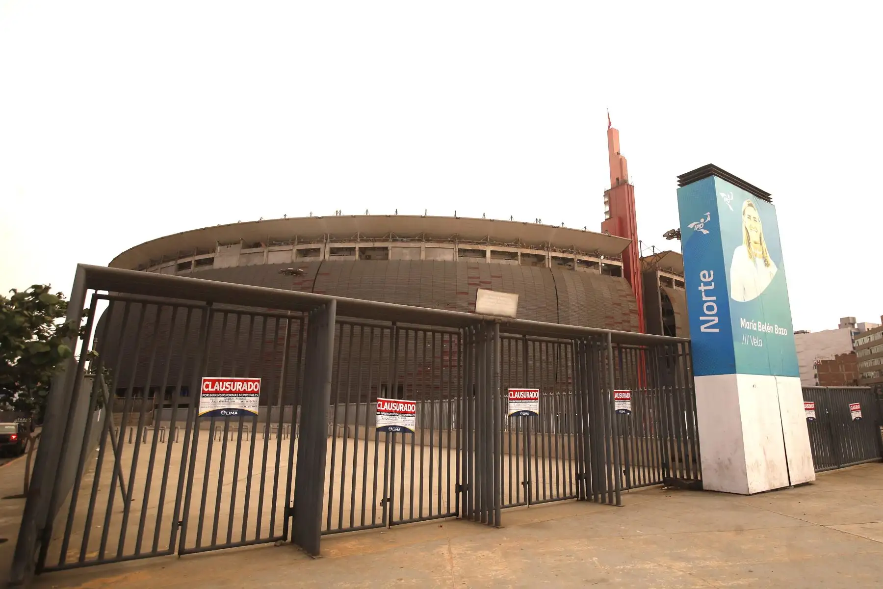 La Municipalidad de Lima, a través de la Gerencia de Fiscalización y Control, dispuso la clausura temporal del Estadio Nacional, ubicado en el Cercado de Lima, tras verificar el inclumplimiento de la normativa vigente durante los eventos realizados los días 27 y 28 de marzo en dicho recinto, generando ruidos molestos, alteración de orden público y acumulación de residuos sólidos.
Foto: ANDINA/Eddy Ramos