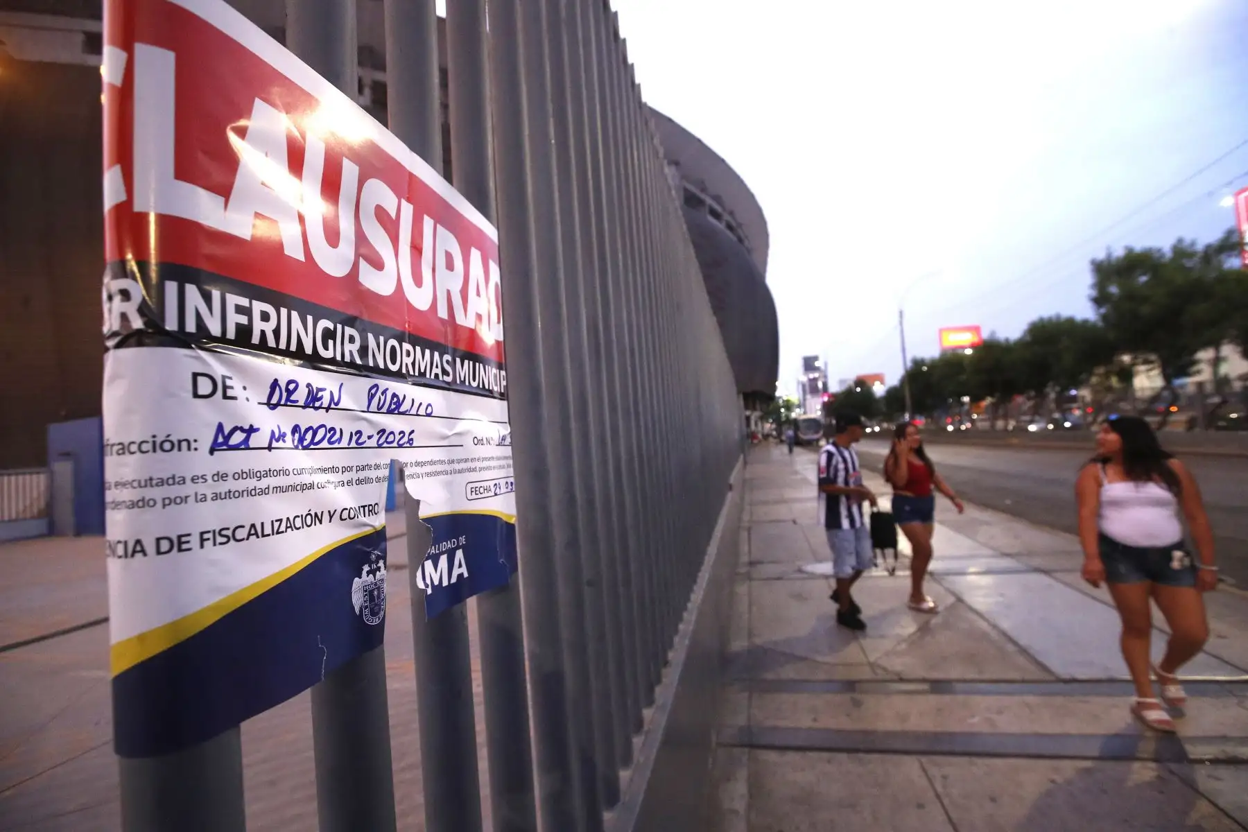 La Municipalidad de Lima, a través de la Gerencia de Fiscalización y Control, dispuso la clausura temporal del Estadio Nacional, ubicado en el Cercado de Lima, tras verificar el inclumplimiento de la normativa vigente durante los eventos realizados los días 27 y 28 de marzo en dicho recinto, generando ruidos molestos, alteración de orden público y acumulación de residuos sólidos.
Foto: ANDINA/Eddy Ramos