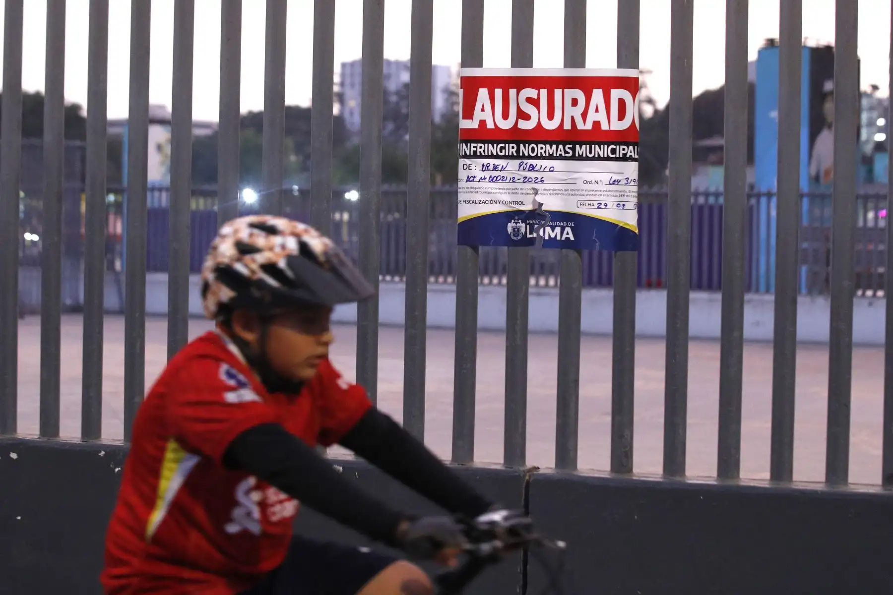 La Municipalidad de Lima, a través de la Gerencia de Fiscalización y Control, dispuso la clausura temporal del Estadio Nacional, ubicado en el Cercado de Lima, tras verificar el inclumplimiento de la normativa vigente durante los eventos realizados los días 27 y 28 de marzo en dicho recinto, generando ruidos molestos, alteración de orden público y acumulación de residuos sólidos.
Foto: ANDINA/Eddy Ramos