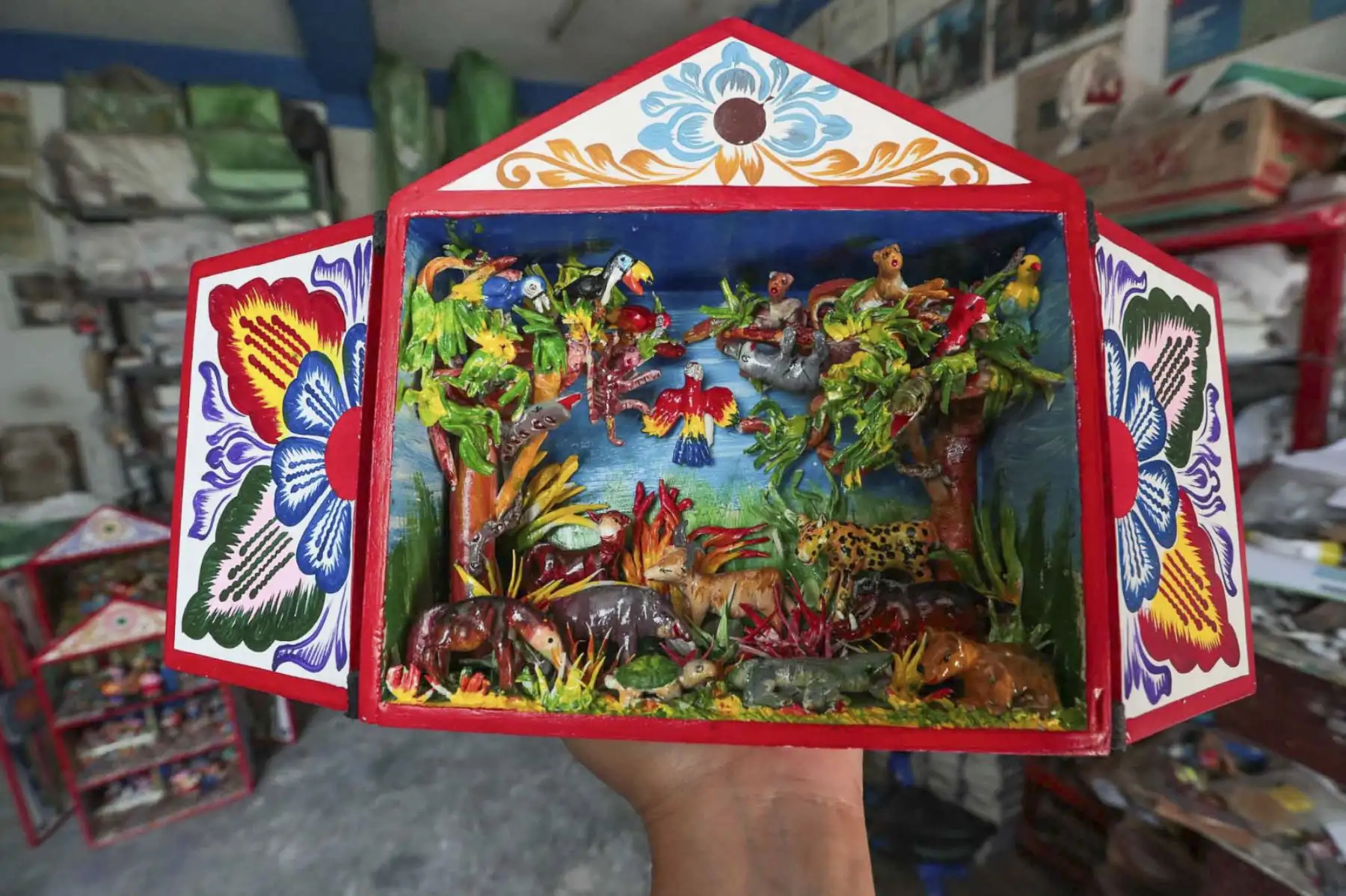 Aunque heredó una tradición sólida, Jesús Urbano Cárdenas ha desarrollado un estilo propio, innovando en temáticas y tamaños de figuras, además de crear retablos personalizados a partir de fotografías o recuerdos. Foto: ANDINA/Verónica Calderón