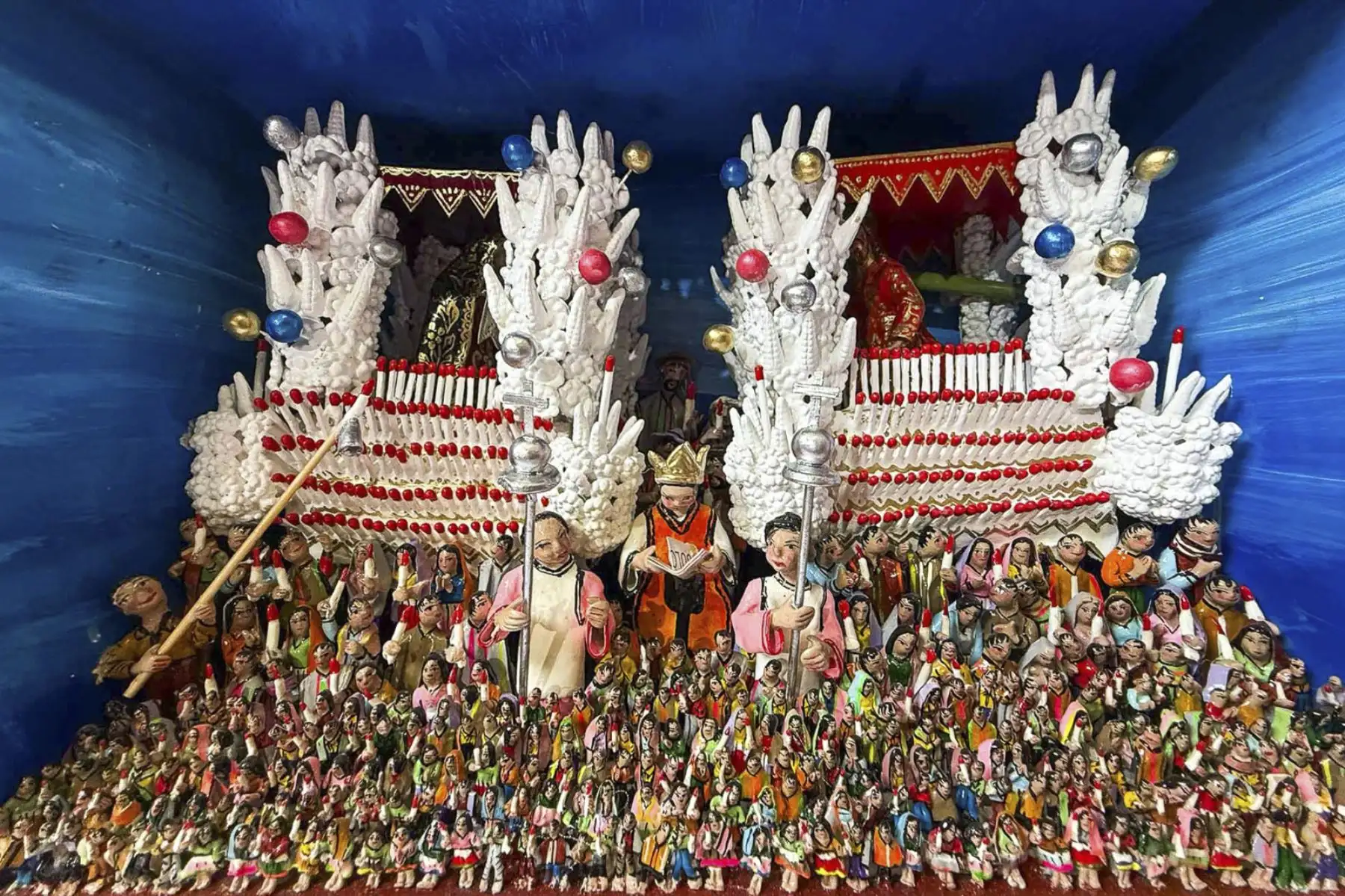 Fiel a la enseñanza de su padre, el artesano rechaza el uso de moldes industriales y apuesta por piezas únicas, valoradas por turistas que buscan autenticidad y trabajo hecho a mano. Foto: ANDINA/Verónica Calderón