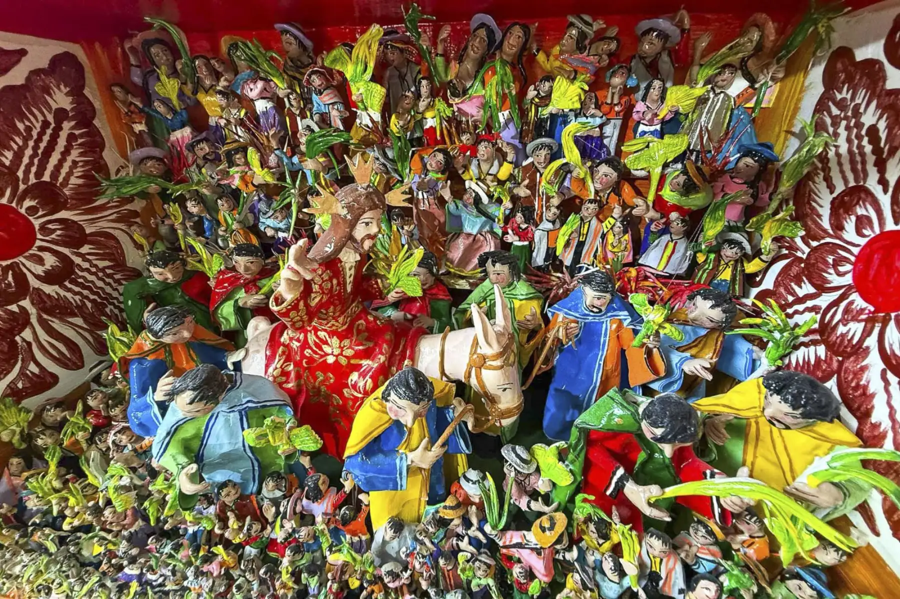 La técnica tradicional incluye el uso de papa cocida y molida para moldear las figuras, un proceso completamente manual que Urbano mantiene vigente utilizando únicamente un pequeño cuchillo como herramienta principal. Foto: ANDINA/Verónica Calderón