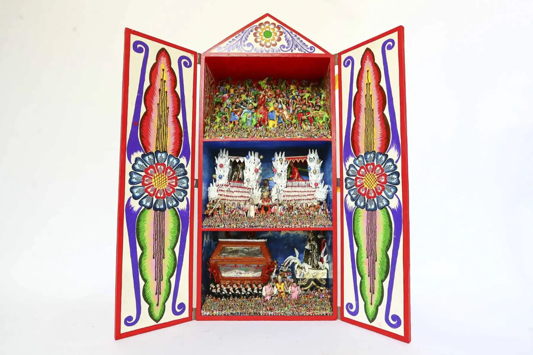 El recuerdo de su infancia lo transporta a los días en que jugaba en el taller de su padre, rodeado de figuras y herramientas, aprendiendo sin darse cuenta el oficio que marcaría su vida. Foto: ANDINA/Verónica Calderón