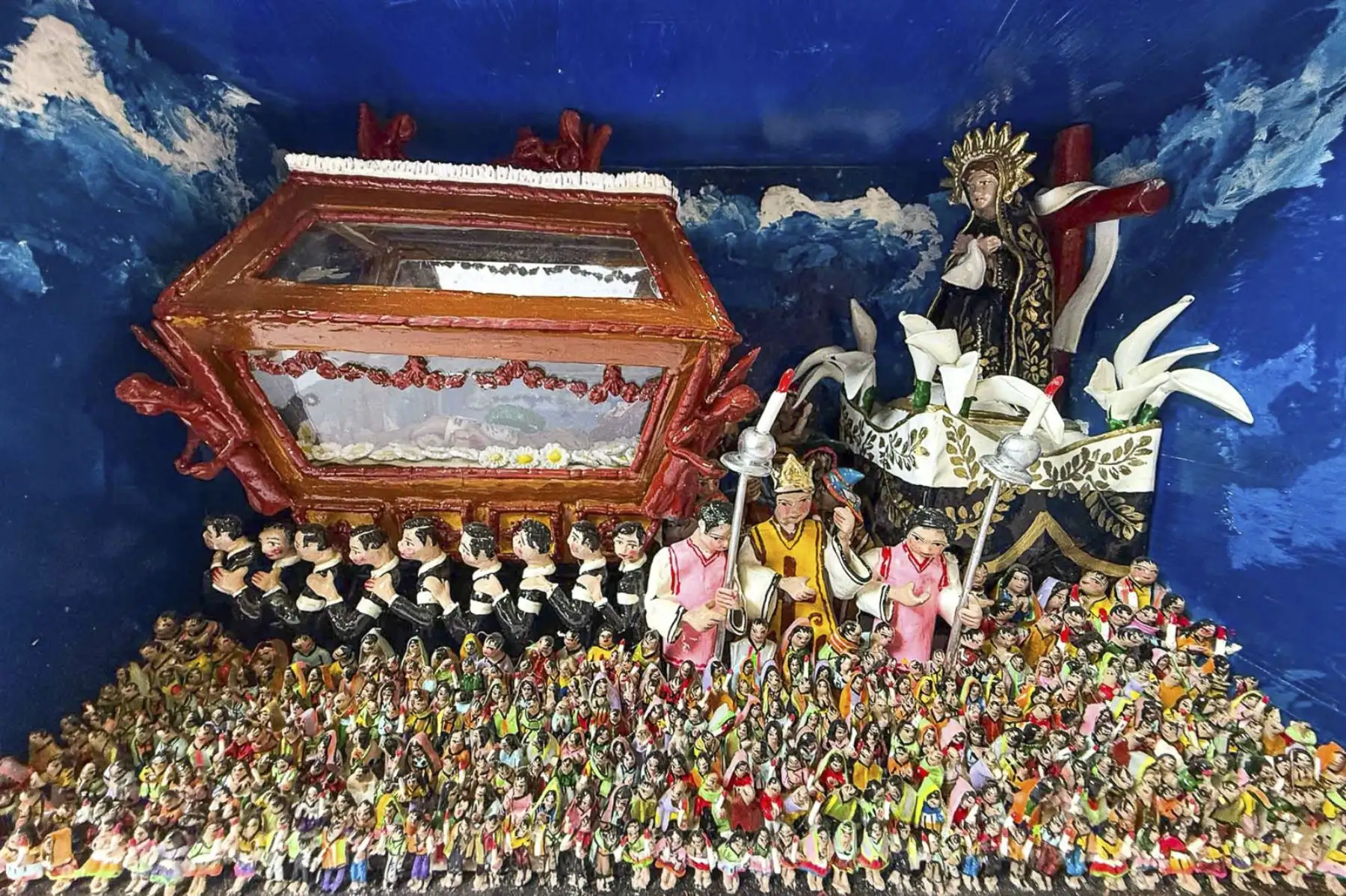 En su taller Retablo Mágico, ubicado en el Callao, Urbano trabaja a diario acompañado de su esposa Ana María Arévalo y sus hijos Jesús y Katherine, mientras sus nietos juegan entre pinceles y masa, insinuando una posible cuarta generación de retablistas. Foto: ANDINA/Verónica Calderón