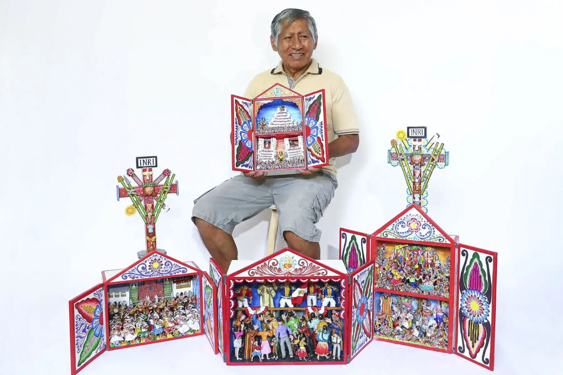 Su padre, Jesús Urbano Rojas, aprendió el arte del retablo del maestro Joaquín López Antay, tras dejar Huanta siendo niño para trabajar en Ayacucho, donde poco a poco ganó la confianza del reconocido artista. Foto: ANDINA/Verónica Calderón