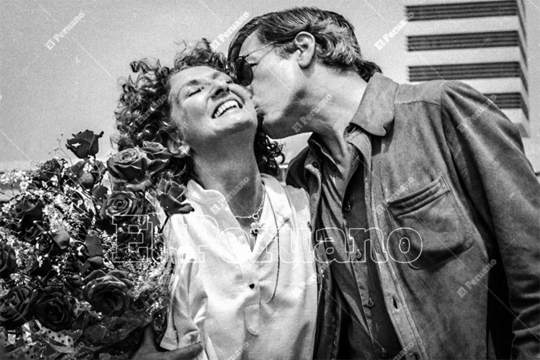 Escritor Mario Vargas Llosa recibe en el aeropuerto a la actriz argentina Norma Aleandro. Foto: Archivo Histórico de El Peruano