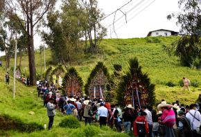 Una multitud de devotos cajamarquinos y turistas participó de la impresionante Fiesta de las Cruces de Porcón, una tradicional costumbre que se realiza el Domingo de Ramos en este pueblo de Cajamarca. Foto: Eduard Lozano