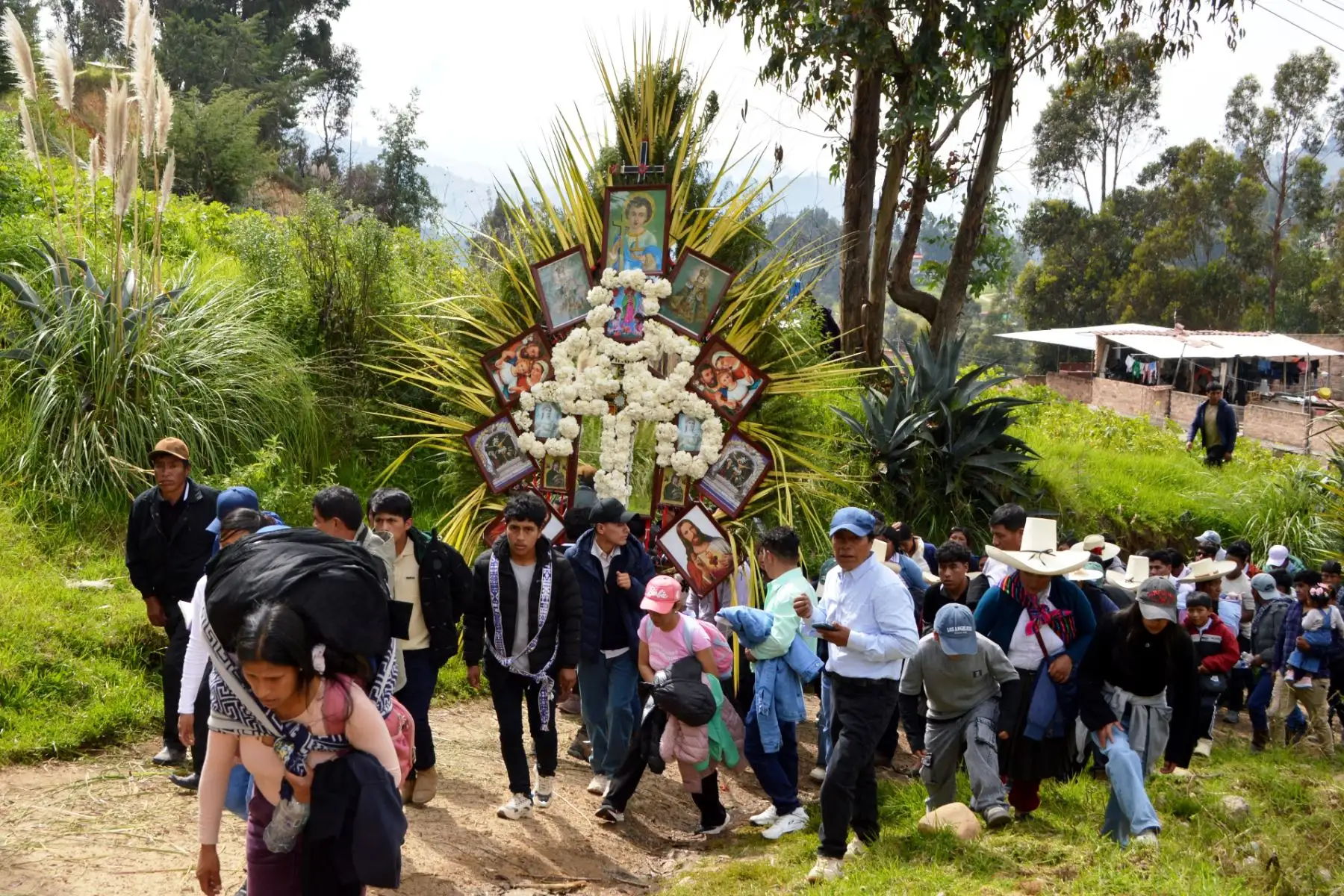 Muchos jóvenes, acompañados por sus padres y demás familiares, portaban las pesadas cruces, que alcanzaban un peso de entre 70 y 80 kilogramos.  Foto: ANDINA/Difusión