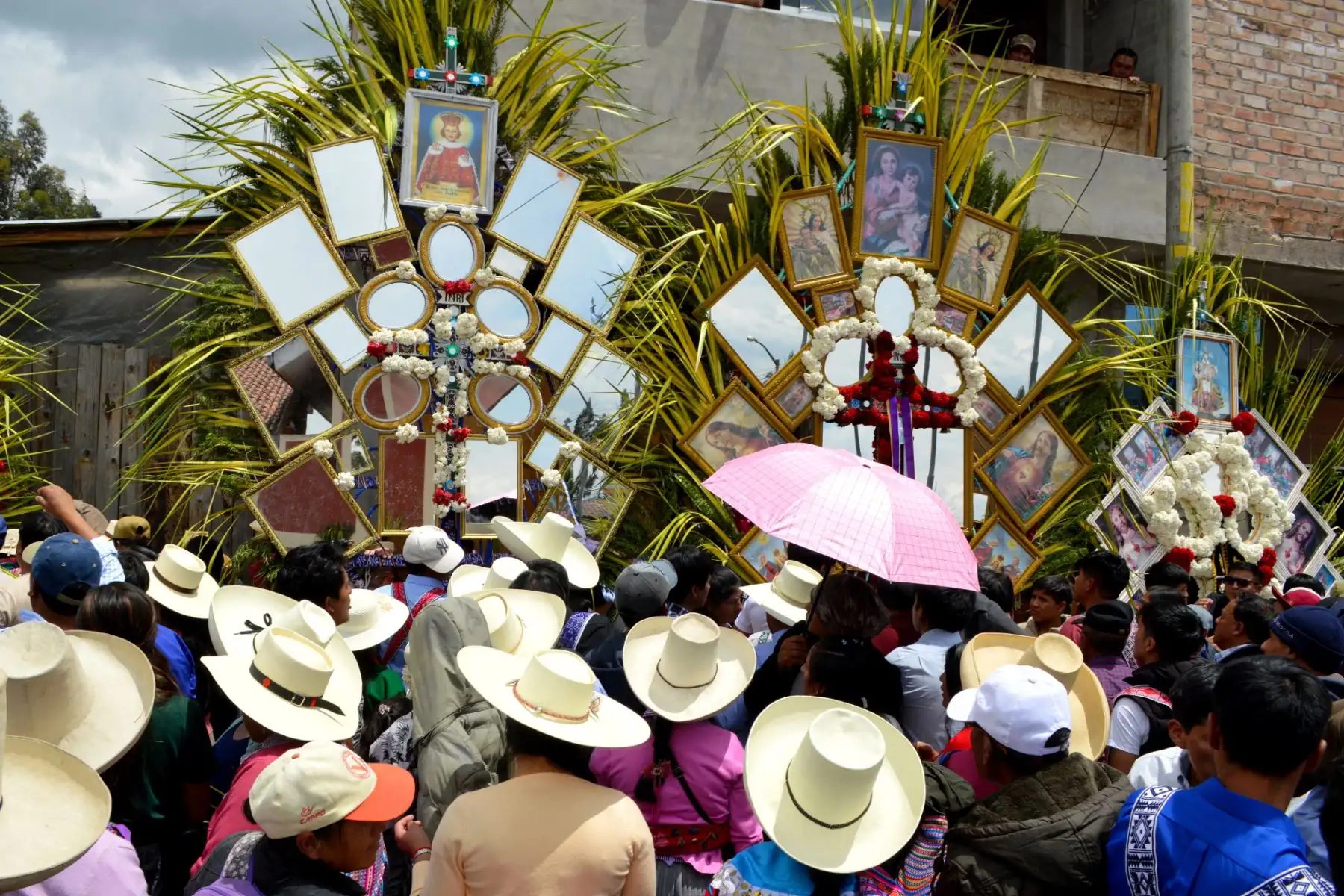 Al llegar a la parroquia, las cruces fueron ubicadas alrededor del patio principal para recibir la bendición del obispo Isaac Martínez, tras la misa que culminó pasado el mediodía. Foto: ANDINA/Difusión