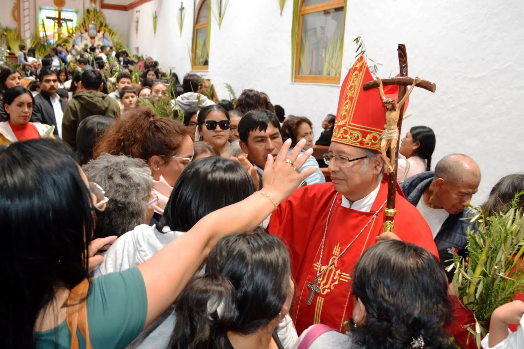 Desde muy temprano, una multitud de feligreses y turistas, tanto nacionales como extranjeros, se desplazó hacia la comunidad para participar en la misa central, presidida por el obispo de Cajamarca, Isaac Martínez Chuquizana, en la parroquia Cristo Ramos.  Foto: ANDINA/Difusión
