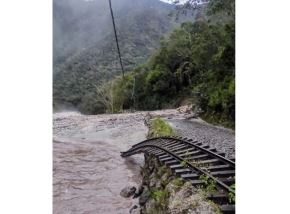 Huaico destruye la vía férrea del tren Machu Picchu - Hidroeléctrica y suspenden la ruta de ingreso a la ciudadela inca por la zona amazónica.