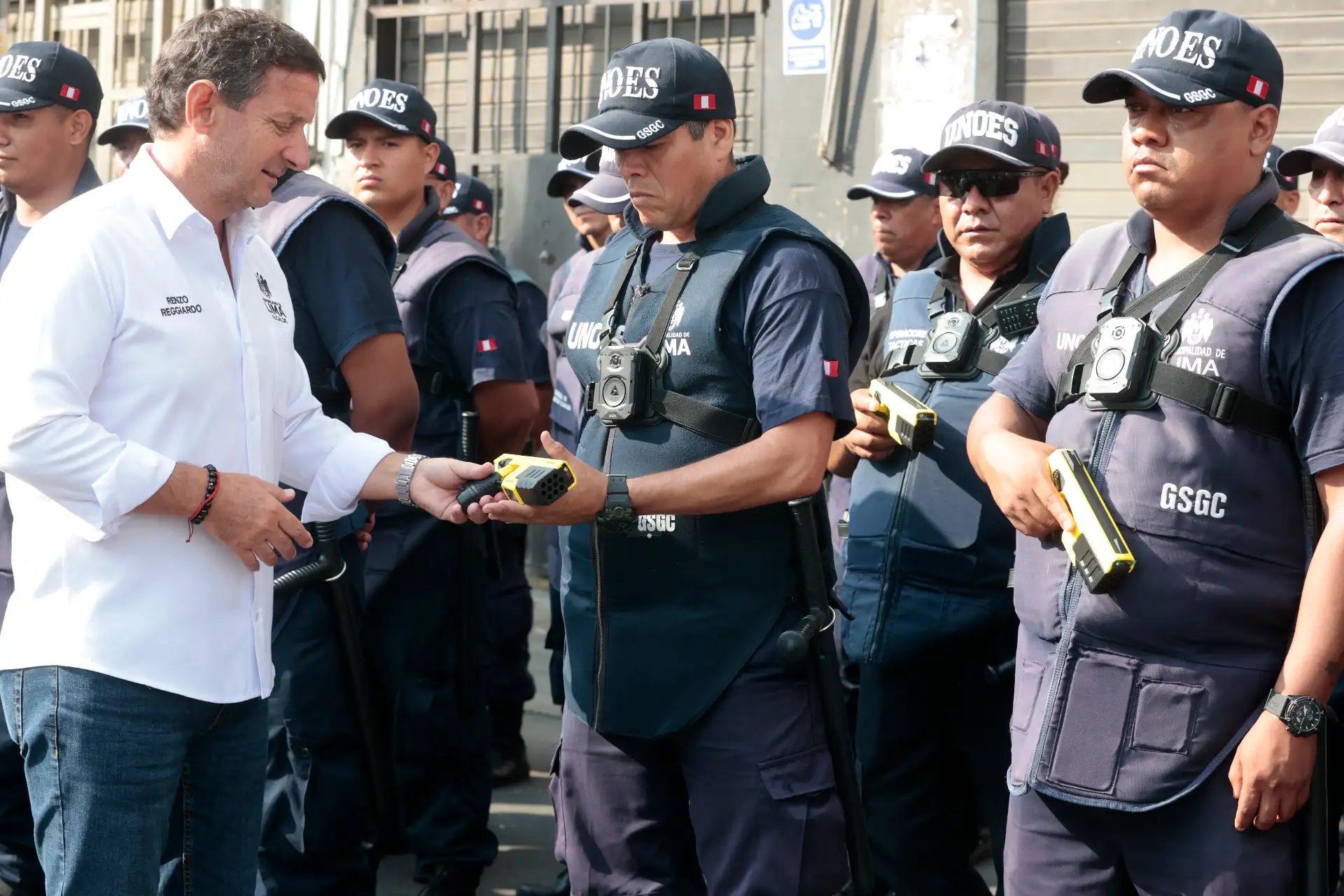 El alcalde de Lima, Renzo Reggiardo, pone en operación 200 pistolas eléctricas y 200 cámaras corporales para las labores de fiscalización que permitirá fortalecer la seguridad y la lucha contra la criminalidad. Foto: ANDINA/Vidal Tarqui
entran en
