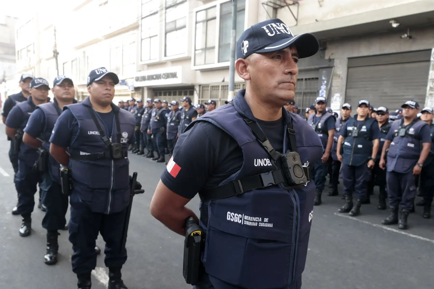 Desde el Centro de Control de Operaciones en la Plaza Gastañeta, el alcalde de Lima, Renzo Reggiardo, mostró el funcionamiento de las armas no letales (pistolas eléctricas marca taser).  Foto: ANDINA/Vidal Tarqui