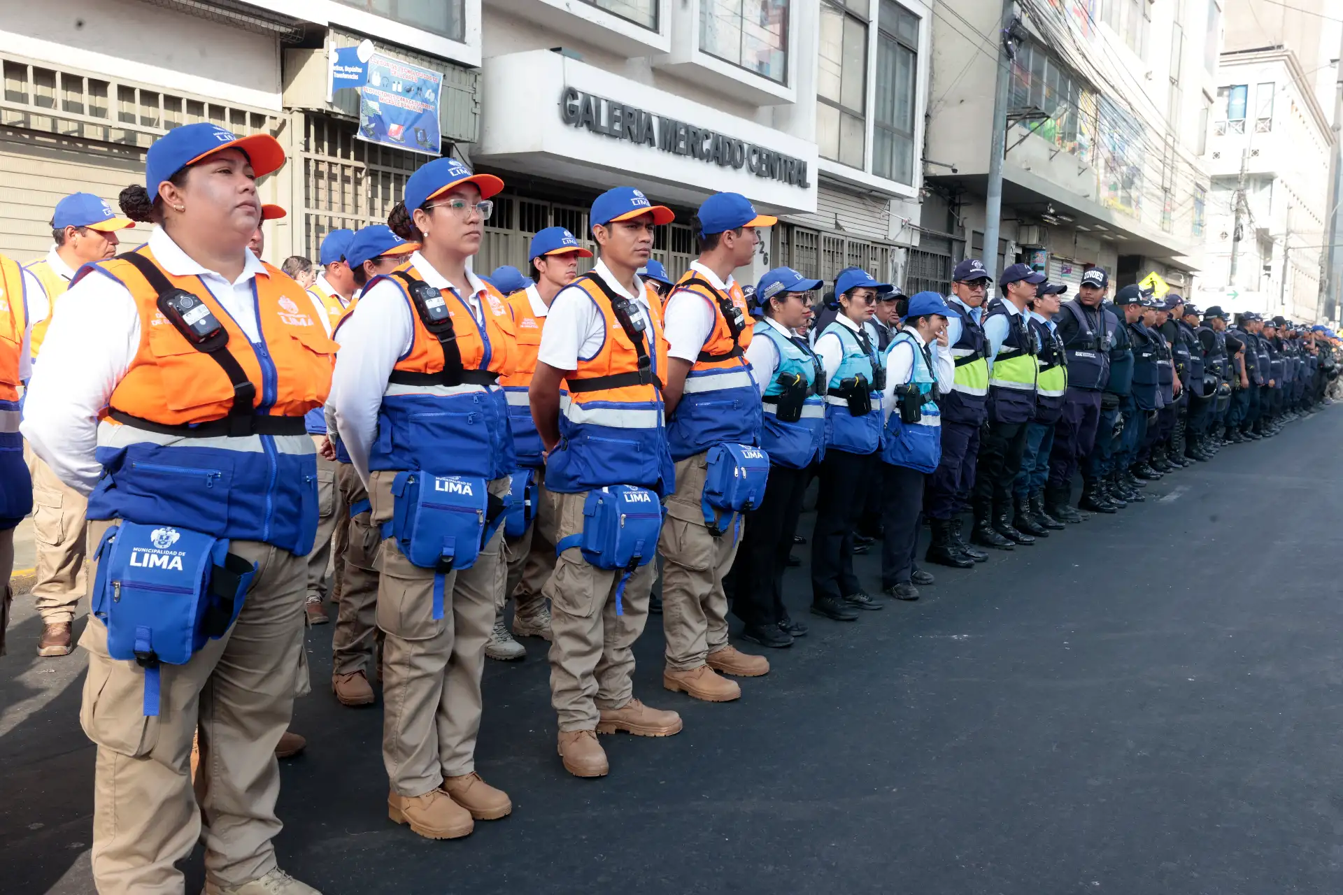 Serenos de la Unidad de Operaciones Especiales (UNOES), reciben armas no letales del alcalde de Lima, de Renzo Reggiardo, (pistolas eléctricas marca taser). 
Foto: ANDINA/Vidal Tarqui