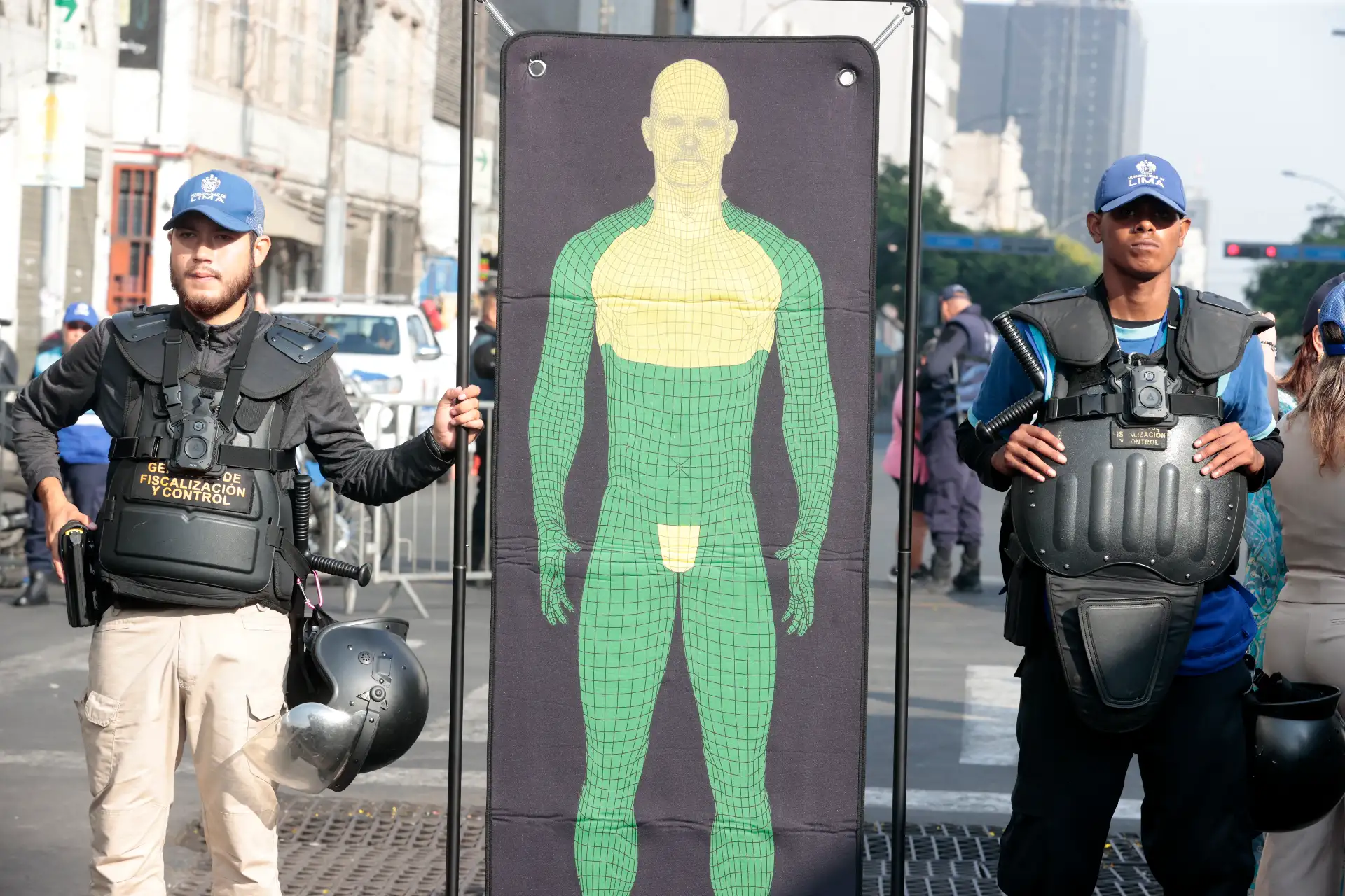 Serenos de la Unidad de Operaciones Especiales (UNOES), reciben armas no letales del alcalde de Lima, de Renzo Reggiardo, (pistolas eléctricas marca taser). 
Foto: ANDINA/Vidal Tarqui