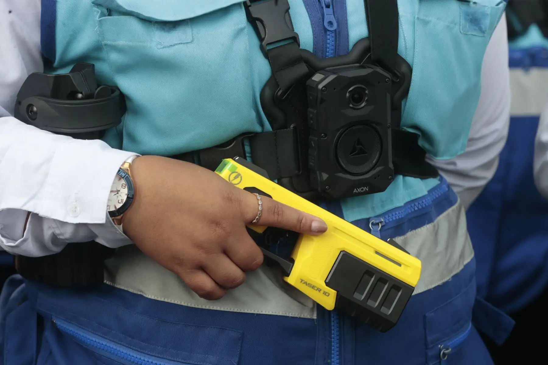 Serenos de la Unidad de Operaciones Especiales (UNOES), reciben armas no letales. 
Foto: ANDINA/Vidal Tarqui