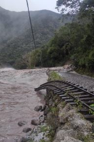 Un tramo de la vía férrea que conduce a Machu Picchu fue afectado por un huaico en la zona de Mandor (km 115). Foto: ANDINA/Difusión