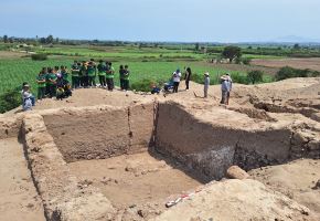 Un conjunto de recintos de adobe con finos enlucidos, construidos para el uso de la élite Virú hace más de 1500 años, fue hallado por un equipo de arqueólogos peruanos en las faldas del cerro Blanco, en el centro poblado Huancaquito Alto, en la región La Libertad. Foto: Luis Puell