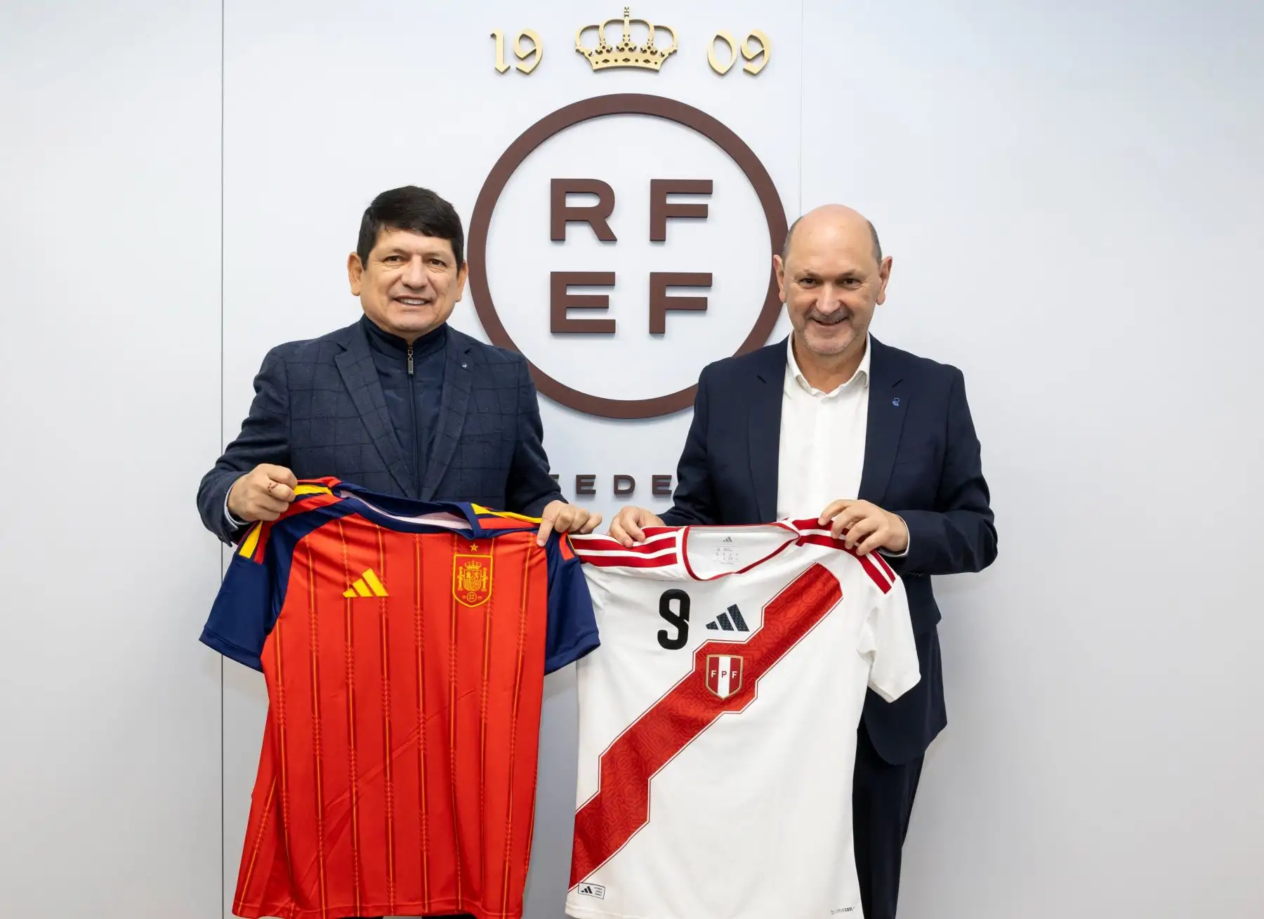 La Real Federación Española de Fútbol estrecha lazos con Perú en su estancia en Madrid