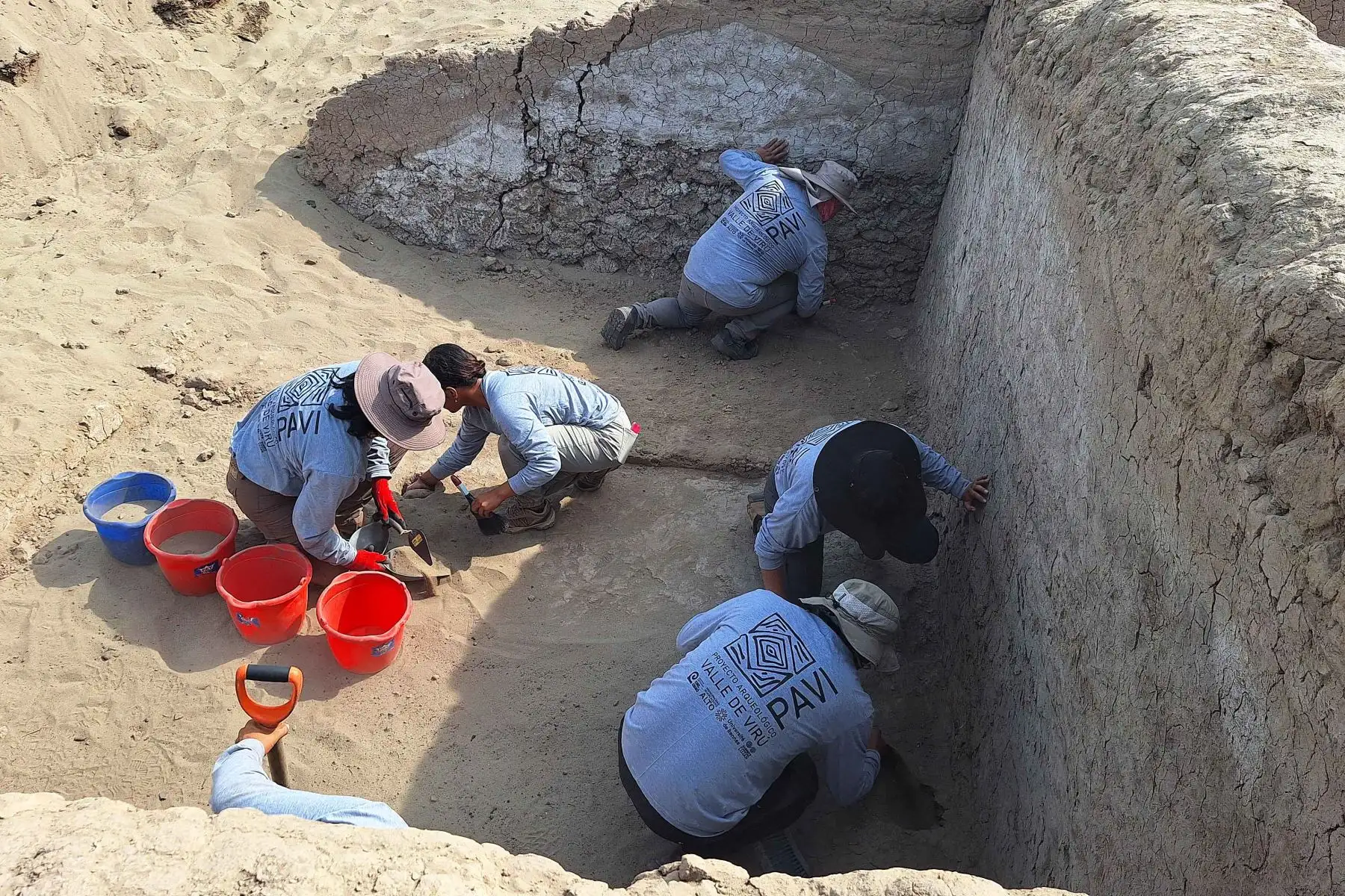 El equipo de arqueólogos documentó cuidadosamente cada hallazgo mediante registros gráficos y fotográficos como parte del proceso de investigación científica. Foto: ANDINA/Luis Puell.