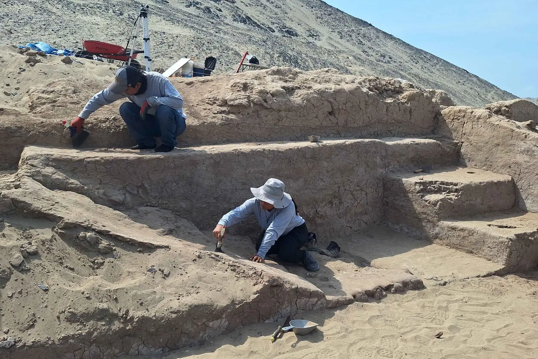 Durante las excavaciones se identificó una cocina con varios fogones, lo que evidenció actividades domésticas permanentes en el recinto descubierto por los arqueólogos. Foto: ANDINA/Luis Puell.