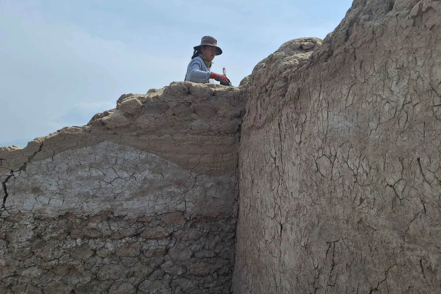 Fragmentos de cerámica recuperados en el sitio permitieron a los especialistas reconocer estilos propios de la cultura Virú y establecer una cronología del asentamiento. Foto: ANDINA/Luis Puell.