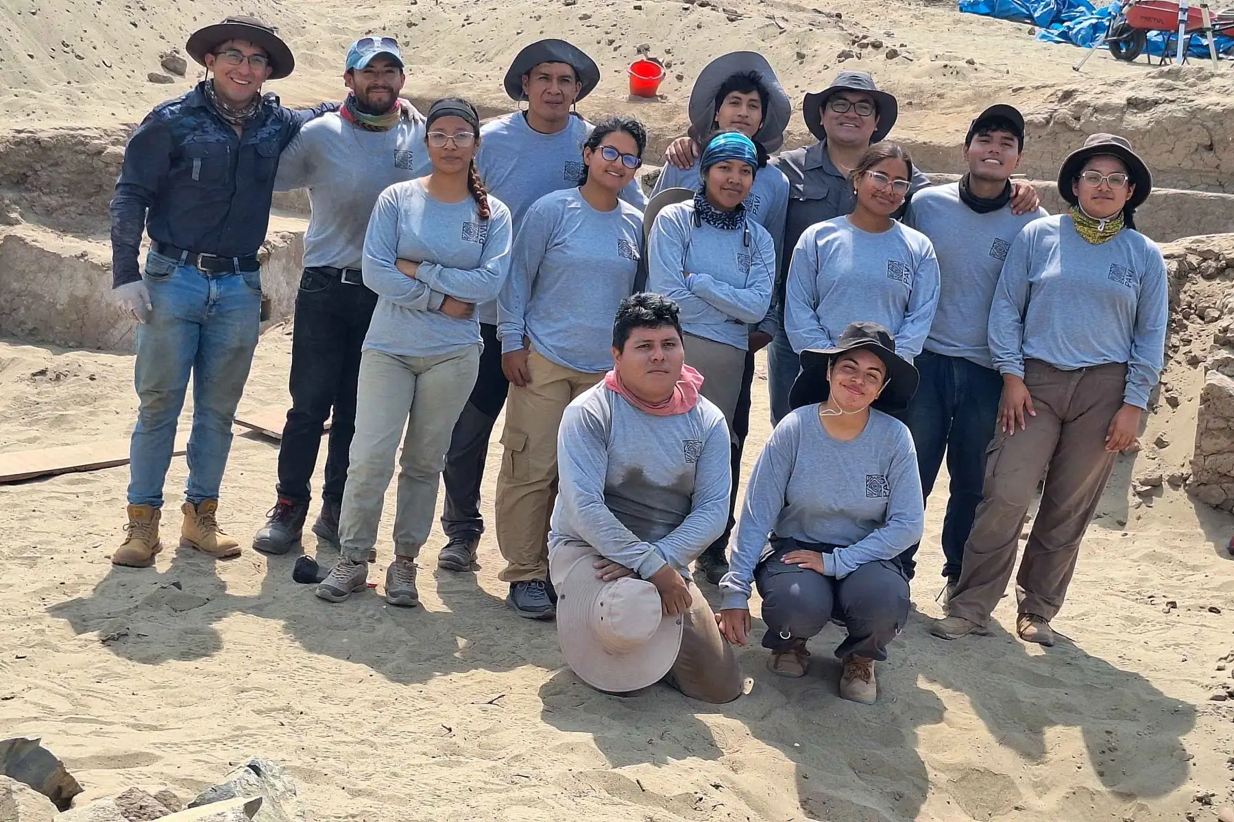 Los especialistas emplearon herramientas manuales para la remoción controlada de tierra, con el fin de preservar los contextos arqueológicos hallados en el sitio. Foto: ANDINA/Luis Puell.