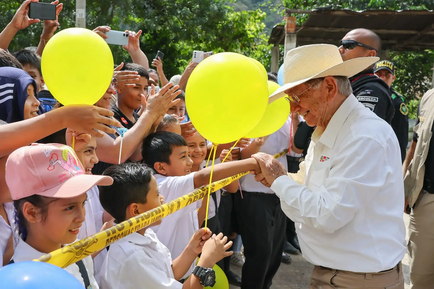 Presidente José María Balcázar supervisó el inicio del asfaltado de la carretera que conectará a Chiple con Cutervo. Foto: ANDINA/Prensa Presidencia