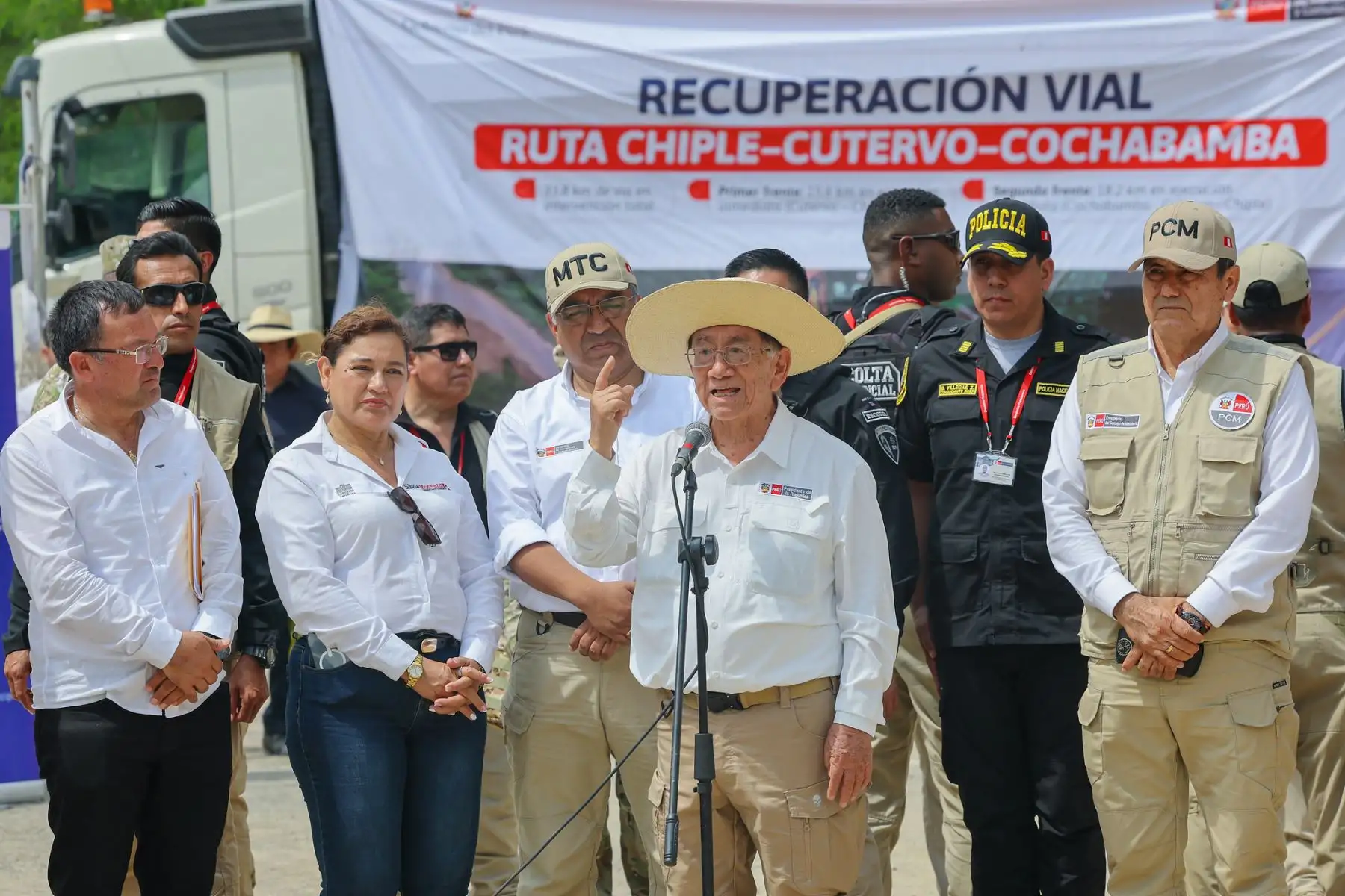 Presidente José María Balcázar supervisó el inicio del asfaltado de la carretera que conectará a Chiple con Cutervo. Foto: ANDINA/Prensa Presidencia