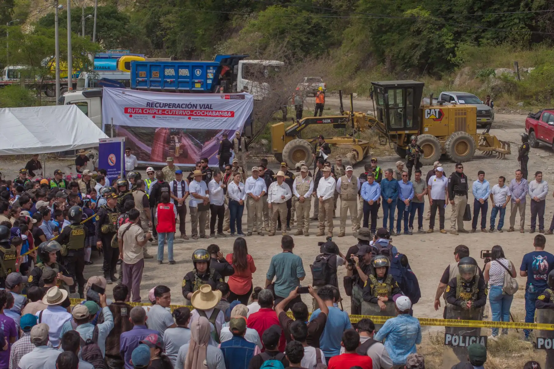 Presidente José María Balcázar supervisó el inicio del asfaltado de la carretera que conectará a Chiple con Cutervo. Foto: ANDINA/Prensa Presidencia