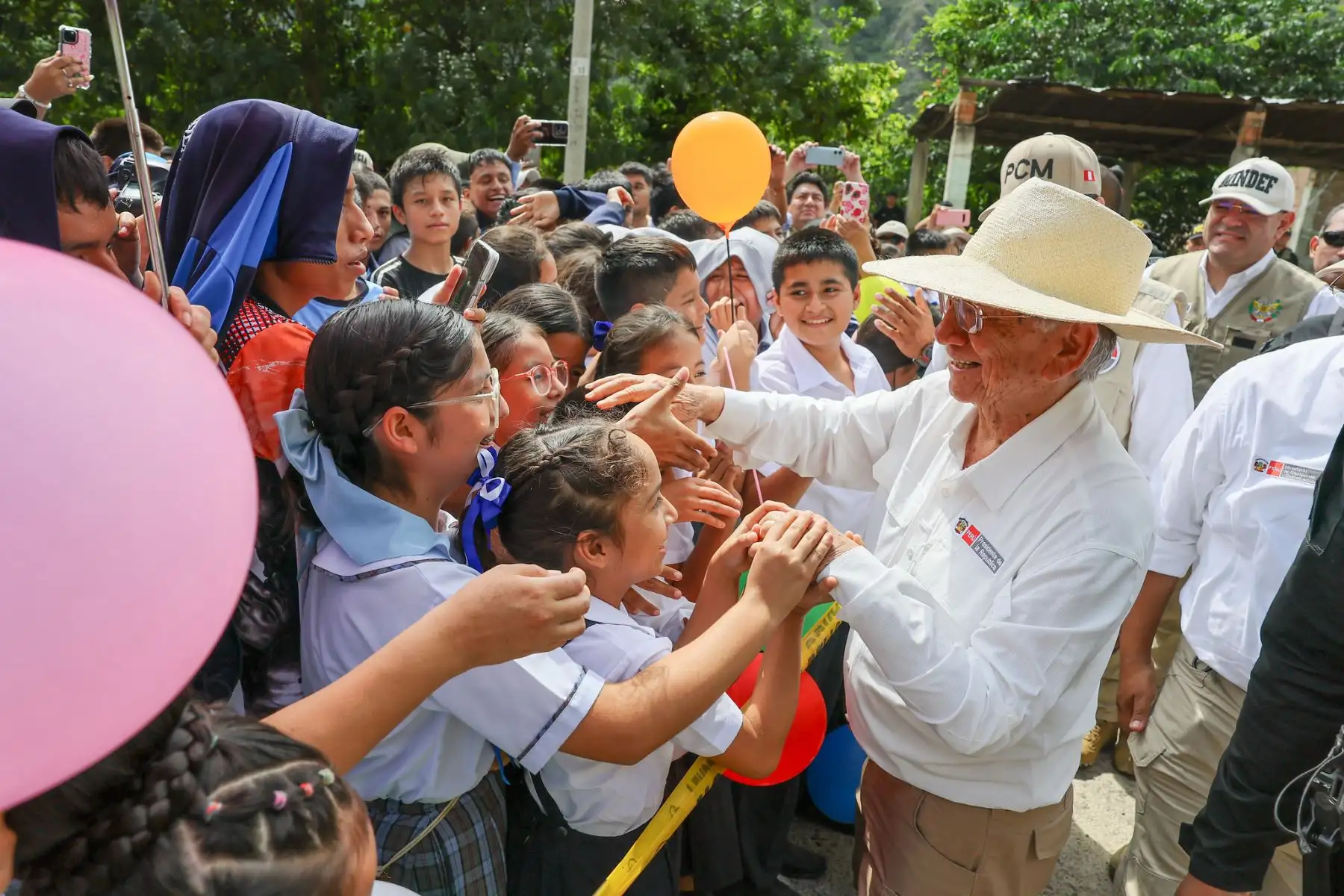 Presidente José María Balcázar supervisó el inicio del asfaltado de la carretera que conectará a Chiple con Cutervo. Foto: ANDINA/Prensa Presidencia