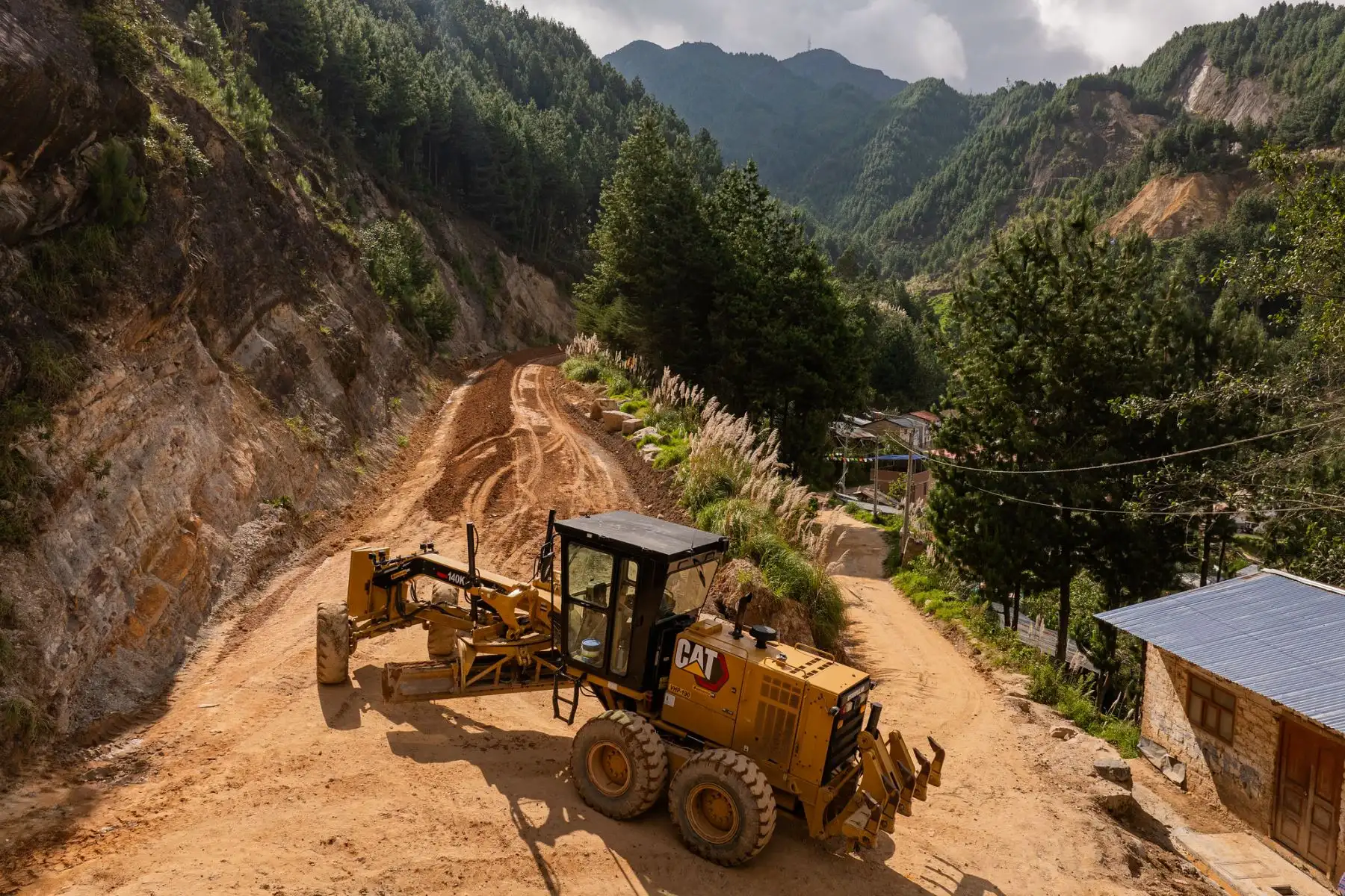 Presidente José María Balcázar supervisó el inicio del asfaltado de la carretera que conectará a Chiple con Cutervo. Foto: ANDINA/Prensa Presidencia