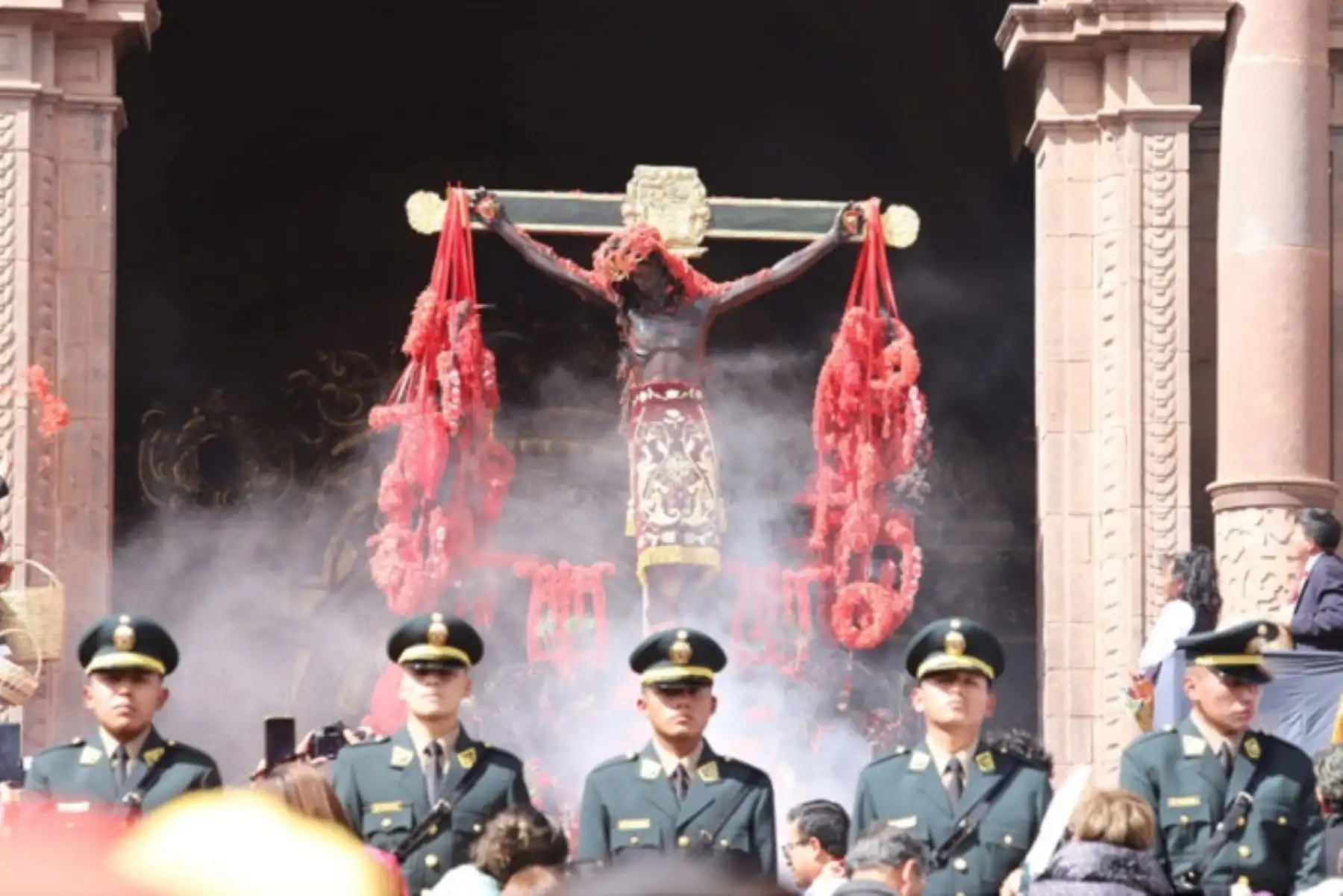 Sagrada imagen del Señor de Los Temblores recorre las calles y bendice a fieles del Cusco