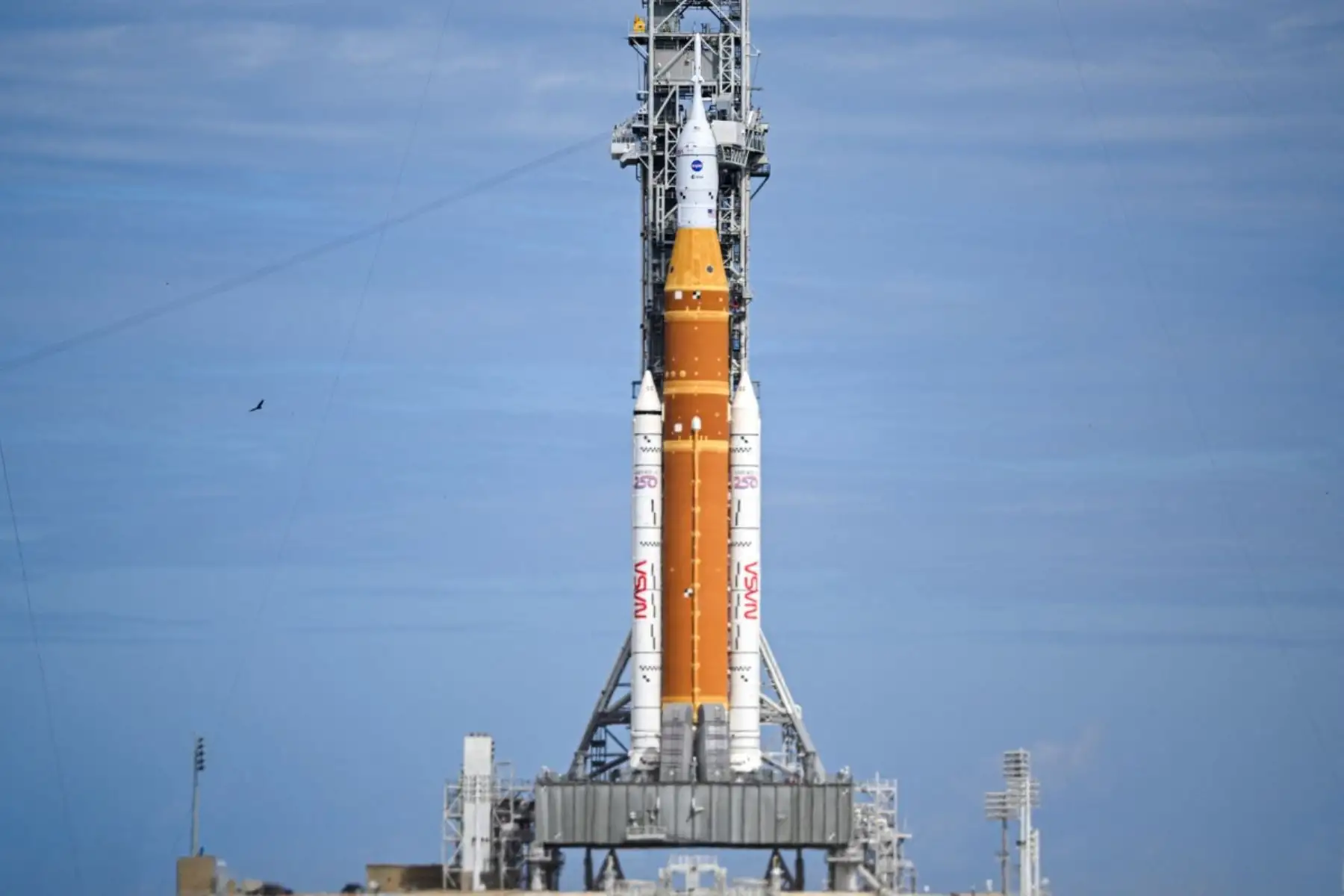 El cohete SLS fue mostrado como parte del sistema que permitirá llevar a la tripulación más lejos de la Tierra que cualquier misión tripulada anterior, en una trayectoria que incluirá el sobrevuelo de la cara oculta de la Luna. Fotos: AFP