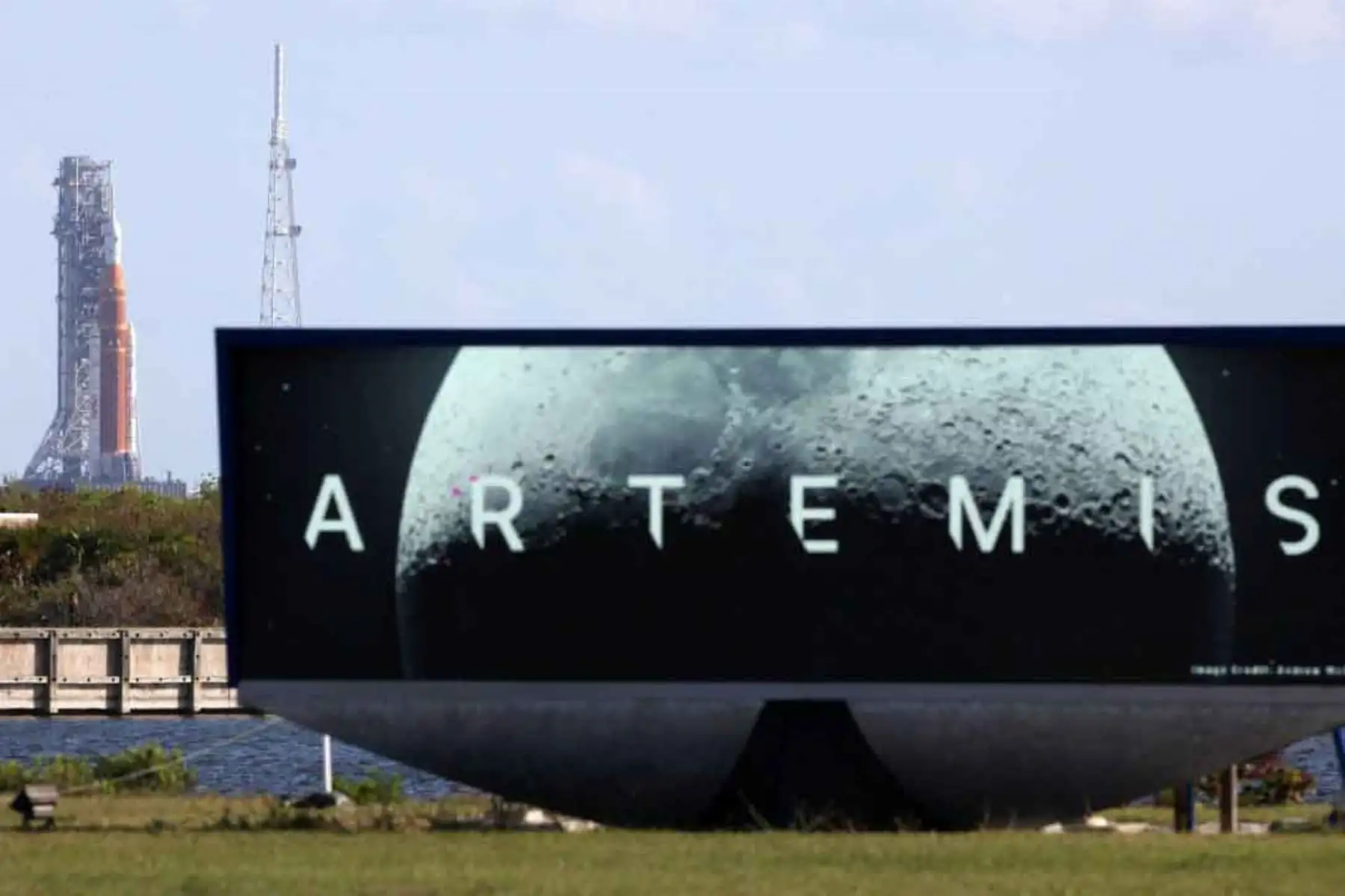 Imagen del programa Artemis, iniciativa liderada por la NASA que busca establecer una presencia humana sostenible en la Luna y preparar futuras misiones a Marte, con Artemis II como paso clave para validar sistemas de soporte vital y navegación en el espacio profundo. Fotos: AFP