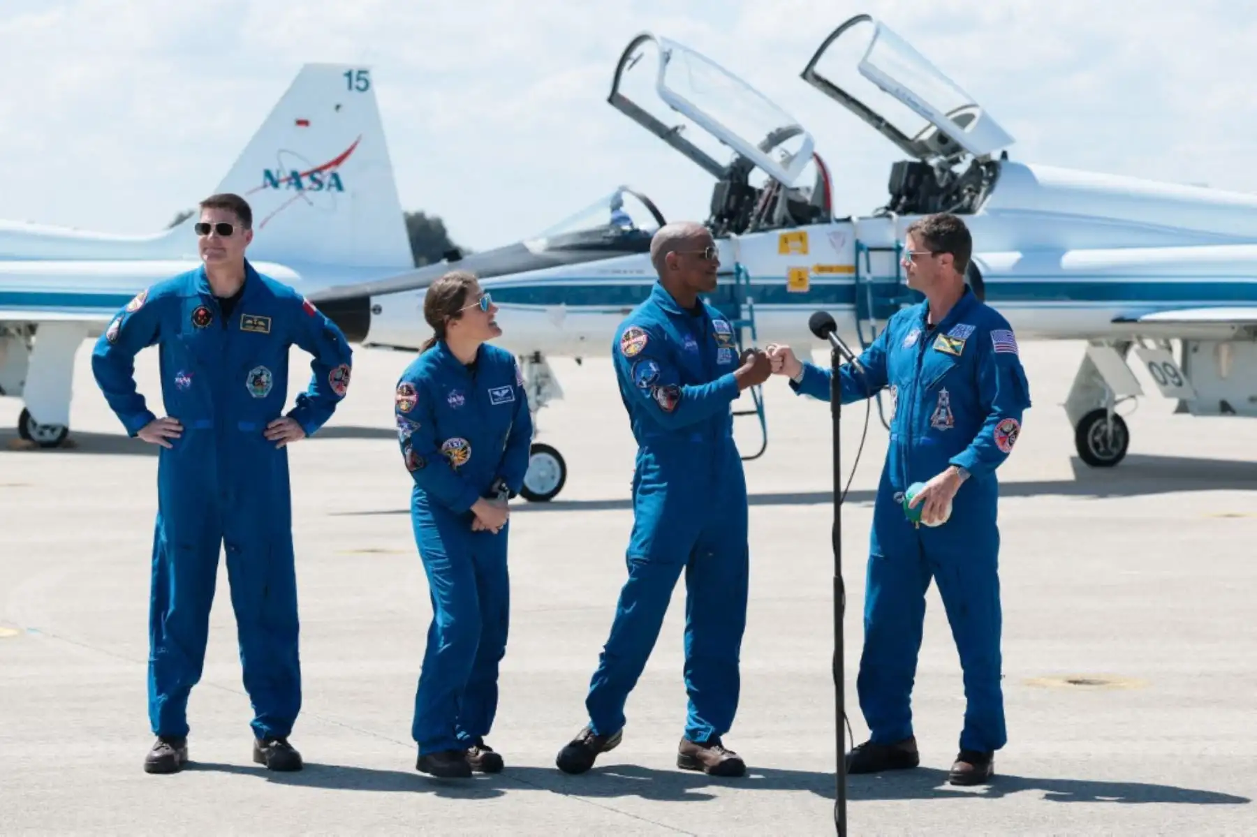 La tripulación de Artemis II posó de manera conjunta tras su presentación oficial, reflejando la diversidad del nuevo programa lunar de la NASA, que busca ampliar la representación en la exploración espacial respecto a las misiones Apolo del siglo XX. Foto: AFP.